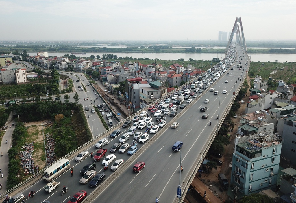Xe cộ ùn ứ hàng km sau vụ tai nạn trên cầu Nhật Tân - Ảnh 1. Xe cộ ùn ứ hàng km sau vụ tai nạn trên cầu Nhật Tân - Ảnh 1.