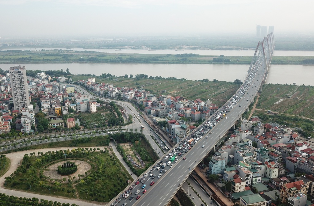 Xe cộ ùn ứ hàng km sau vụ tai nạn trên cầu Nhật Tân - Ảnh 6. Xe cộ ùn ứ hàng km sau vụ tai nạn trên cầu Nhật Tân - Ảnh 6.