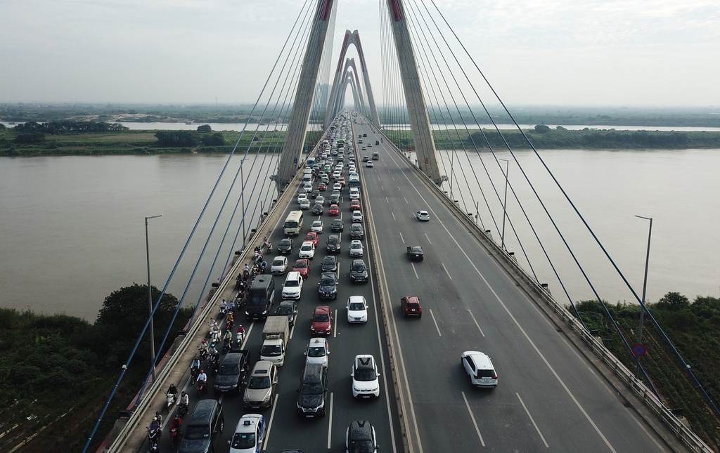 Xe cộ ùn ứ hàng km sau vụ tai nạn trên cầu Nhật Tân - Ảnh 5. Xe cộ ùn ứ hàng km sau vụ tai nạn trên cầu Nhật Tân - Ảnh 5.