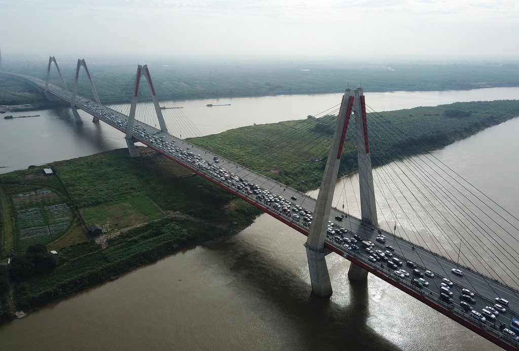Xe cộ ùn ứ hàng km sau vụ tai nạn trên cầu Nhật Tân - Ảnh 7. Xe cộ ùn ứ hàng km sau vụ tai nạn trên cầu Nhật Tân - Ảnh 7.