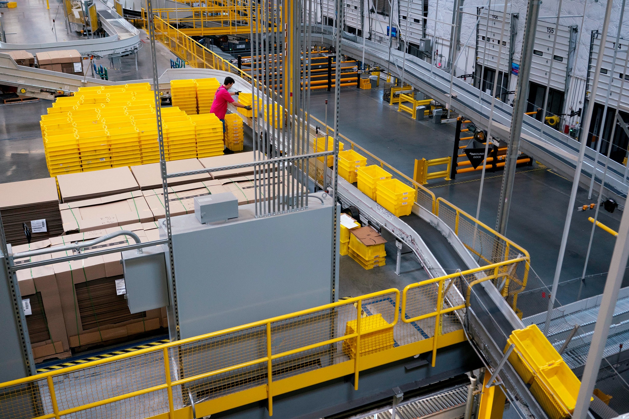 Bên trong kho chứa hàng của Amazon sau thời gian phong tỏa toàn quốc - Ảnh 1. Bên trong kho chứa hàng của Amazon sau thời gian phong tỏa toàn quốc - Ảnh 1.