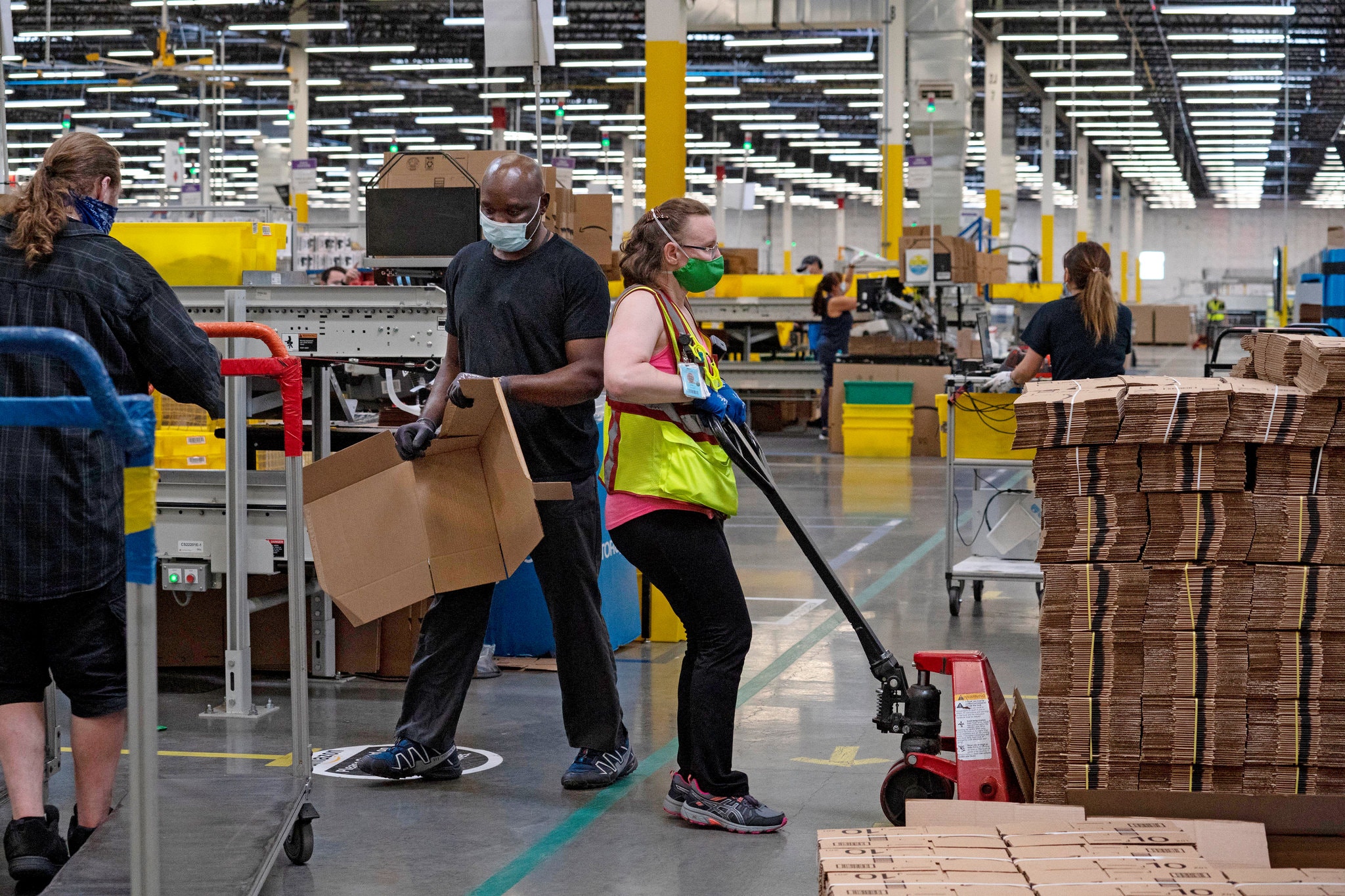 Bên trong kho chứa hàng của Amazon sau thời gian phong tỏa toàn quốc - Ảnh 11. Bên trong kho chứa hàng của Amazon sau thời gian phong tỏa toàn quốc - Ảnh 11.