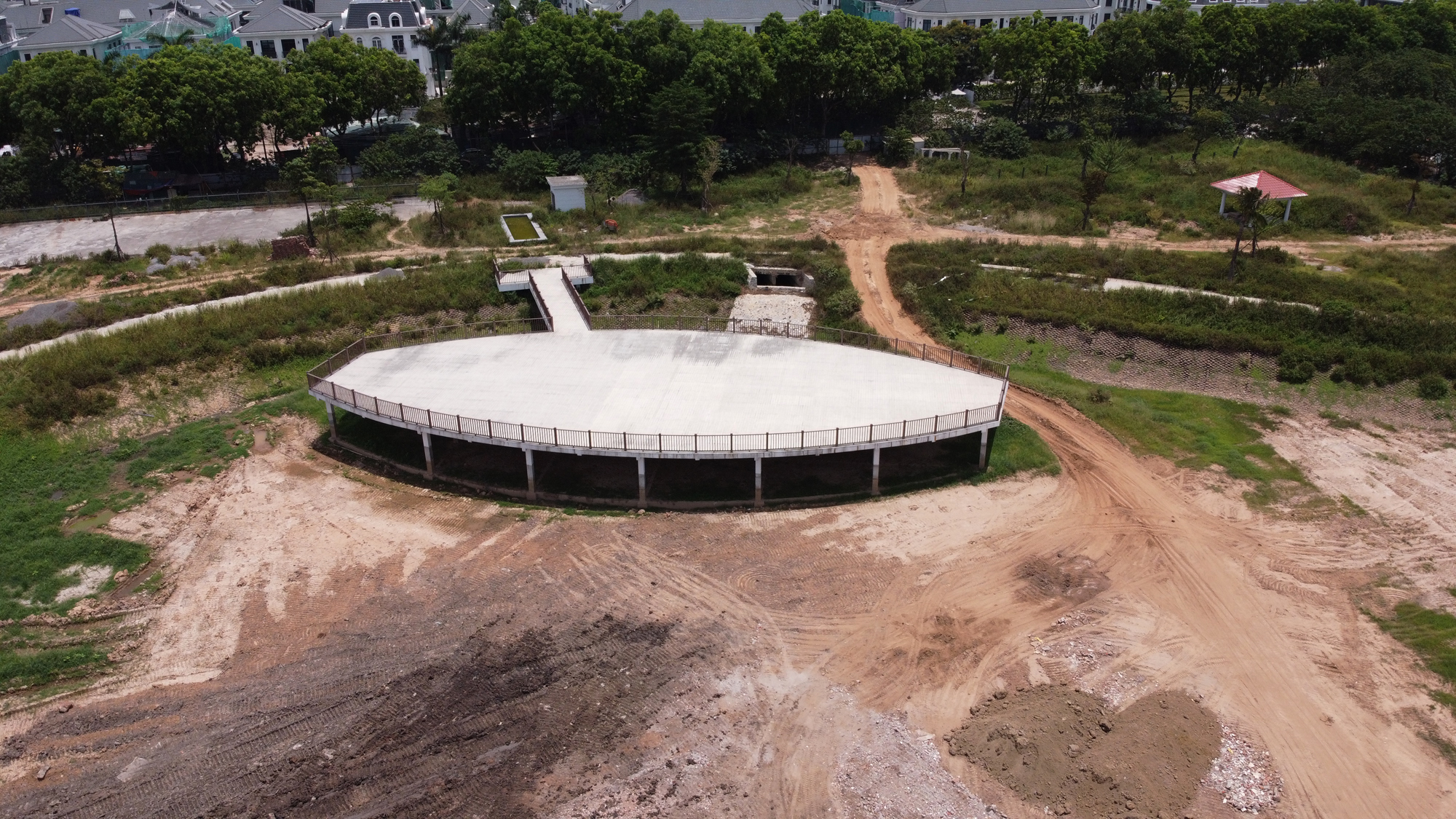 Công viên hồ điều hòa Phùng Khoang vẫn dang dở sau 4 năm khởi công - Ảnh 7. Công viên hồ điều hòa Phùng Khoang vẫn dang dở sau 4 năm khởi công - Ảnh 7.