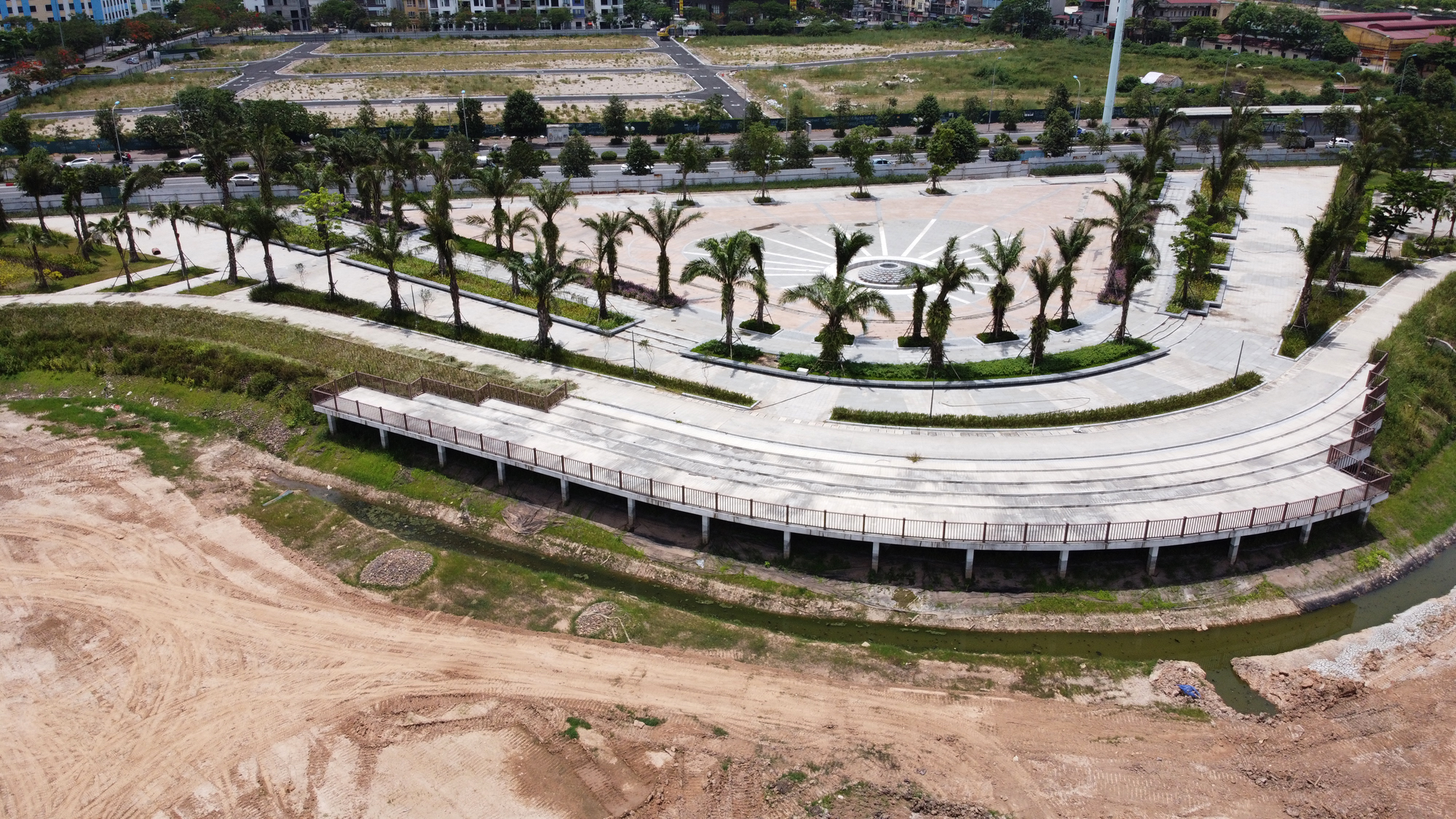 Công viên hồ điều hòa Phùng Khoang vẫn dang dở sau 4 năm khởi công - Ảnh 8. Công viên hồ điều hòa Phùng Khoang vẫn dang dở sau 4 năm khởi công - Ảnh 8.