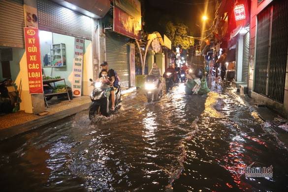 Hà Nội mưa như trút, nước ngập nhiều tuyến phố  - Ảnh 4.