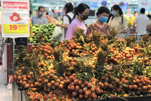 Siêu thị bán vải thiều qua ví điện tử với giá hơn 19.000 đồng/kg, có khách gom cả trăm kg