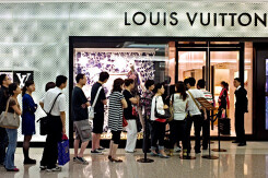 Louis Vuitton, Hermes, Tiffany tranh nhau bán hàng trên chợ mạng Trung Quốc