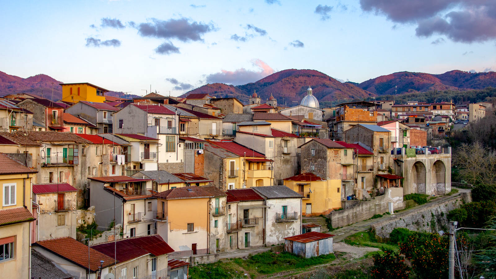 Một thị trấn nhỏ ở Italy 'miễn nhiễm với Covid-19' đang rao bán nhà ở với giá chỉ 1 USD - Ảnh 2. Một thị trấn nhỏ ở Italy 'miễn nhiễm với Covid-19' đang rao bán nhà ở với giá chỉ 1 USD - Ảnh 2.