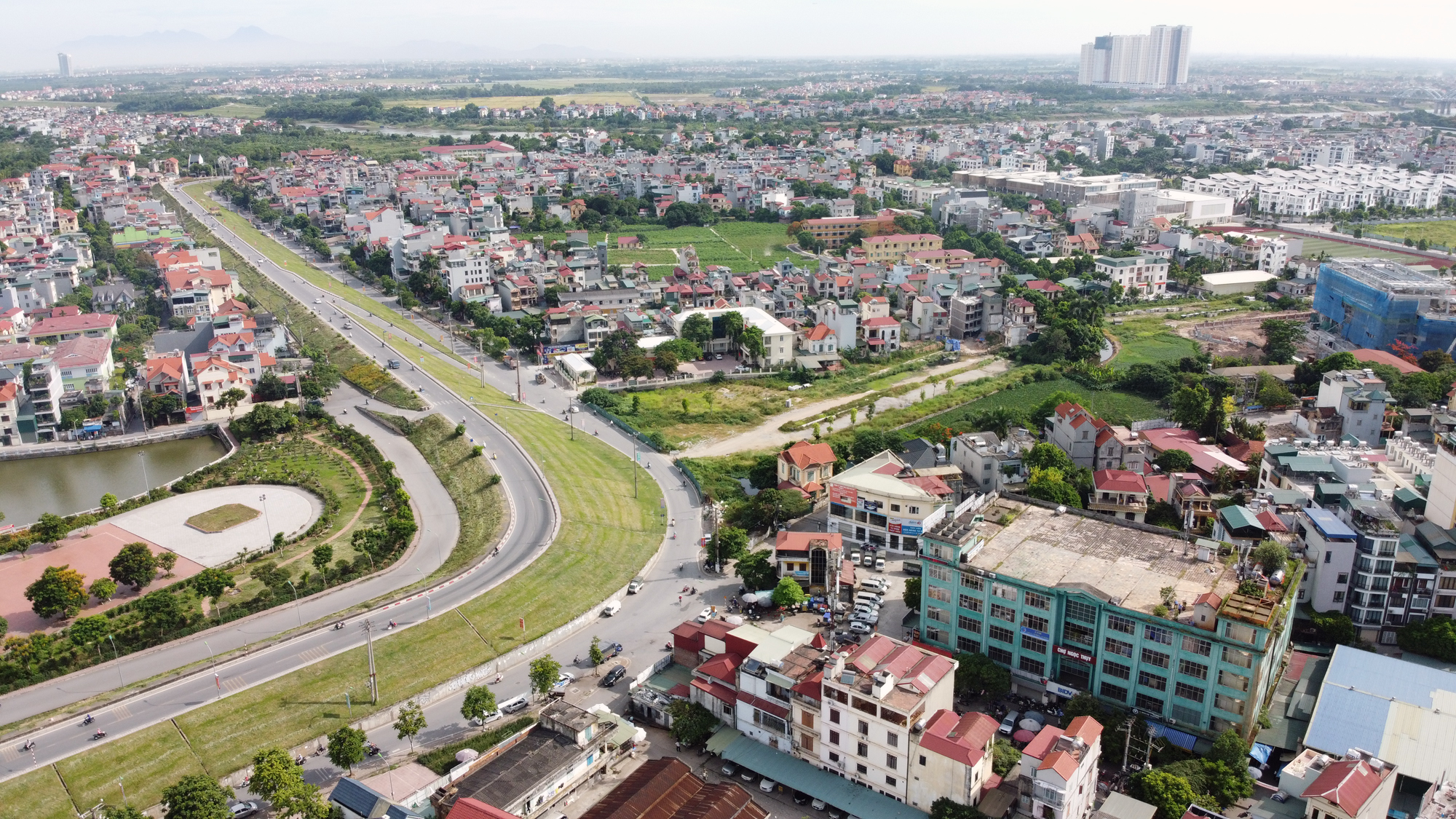 Đường ngàn tỉ nối Ngọc Thụy - Nguyễn Văn Cừ ở quận Long Biên mới làm được vài trăm mét - Ảnh 4.