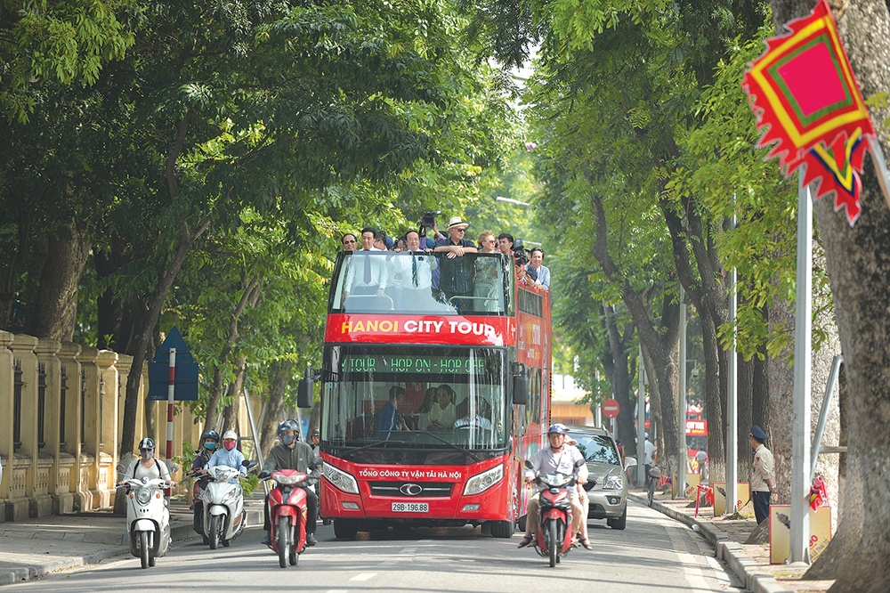 Tạo khung pháp lí cho xe buýt 2 tầng hoạt động - Ảnh 1. Tạo khung pháp lí cho xe buýt 2 tầng hoạt động - Ảnh 1.