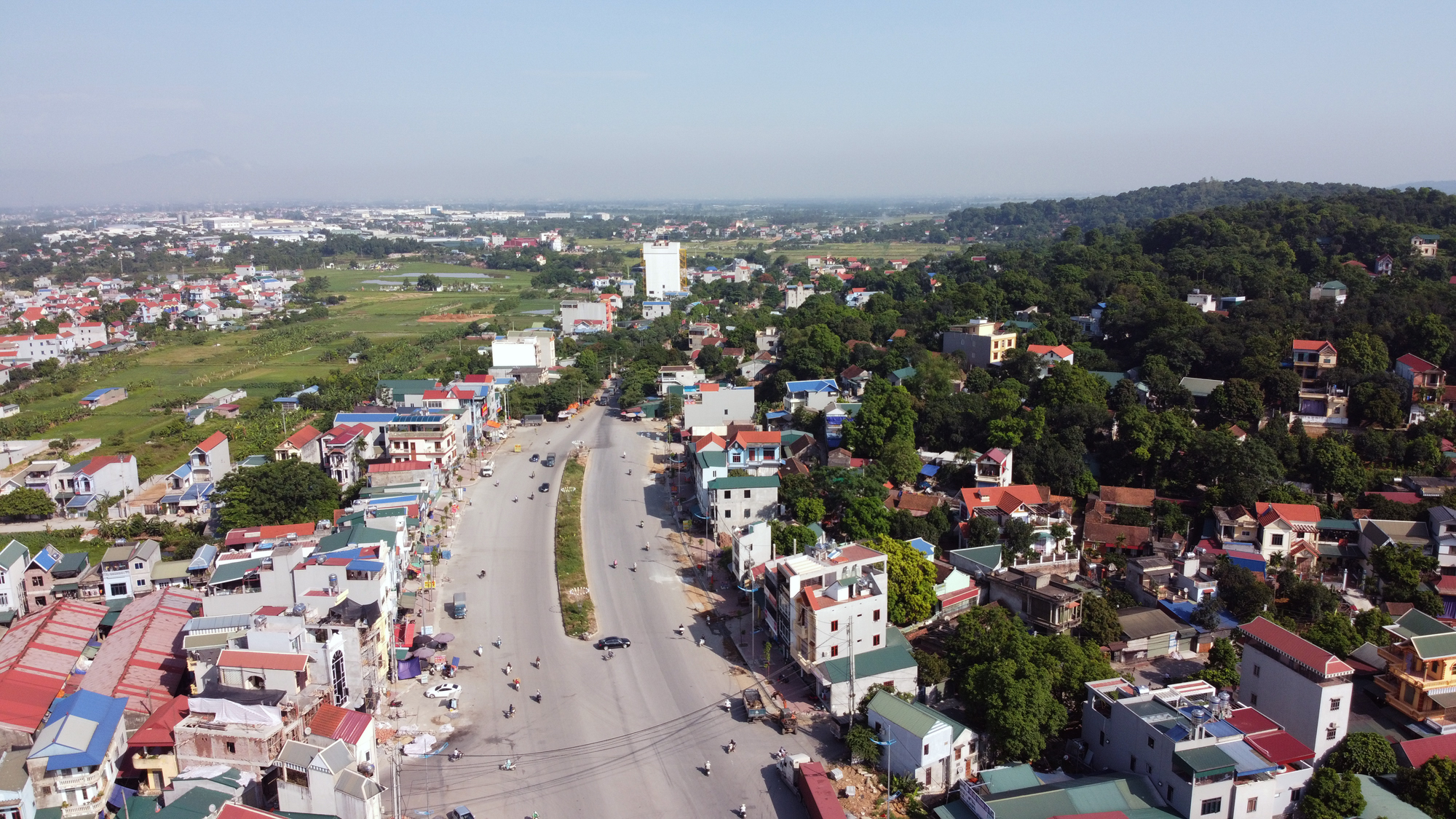 QL6 - cửa ngõ Thủ đô duy nhất chỉ có 2 làn xe vẫn là công trường dang dở sau 10 năm phê duyệt dự án cải tạo, nâng cấp - Ảnh 11. QL6 - cửa ngõ Thủ đô duy nhất chỉ có 2 làn xe vẫn là công trường dang dở sau 10 năm phê duyệt dự án cải tạo, nâng cấp - Ảnh 11.