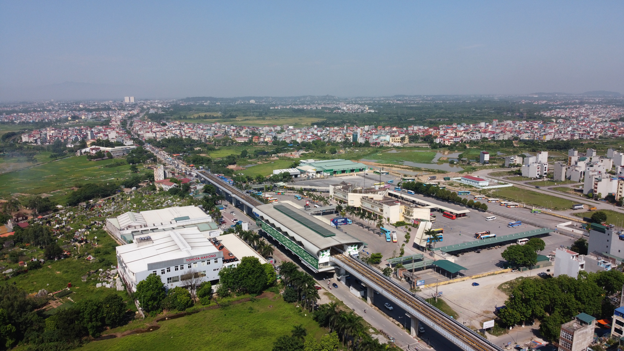 QL6 - cửa ngõ Thủ đô duy nhất chỉ có 2 làn xe vẫn là công trường dang dở sau 10 năm phê duyệt dự án cải tạo, nâng cấp - Ảnh 2. QL6 - cửa ngõ Thủ đô duy nhất chỉ có 2 làn xe vẫn là công trường dang dở sau 10 năm phê duyệt dự án cải tạo, nâng cấp - Ảnh 2.