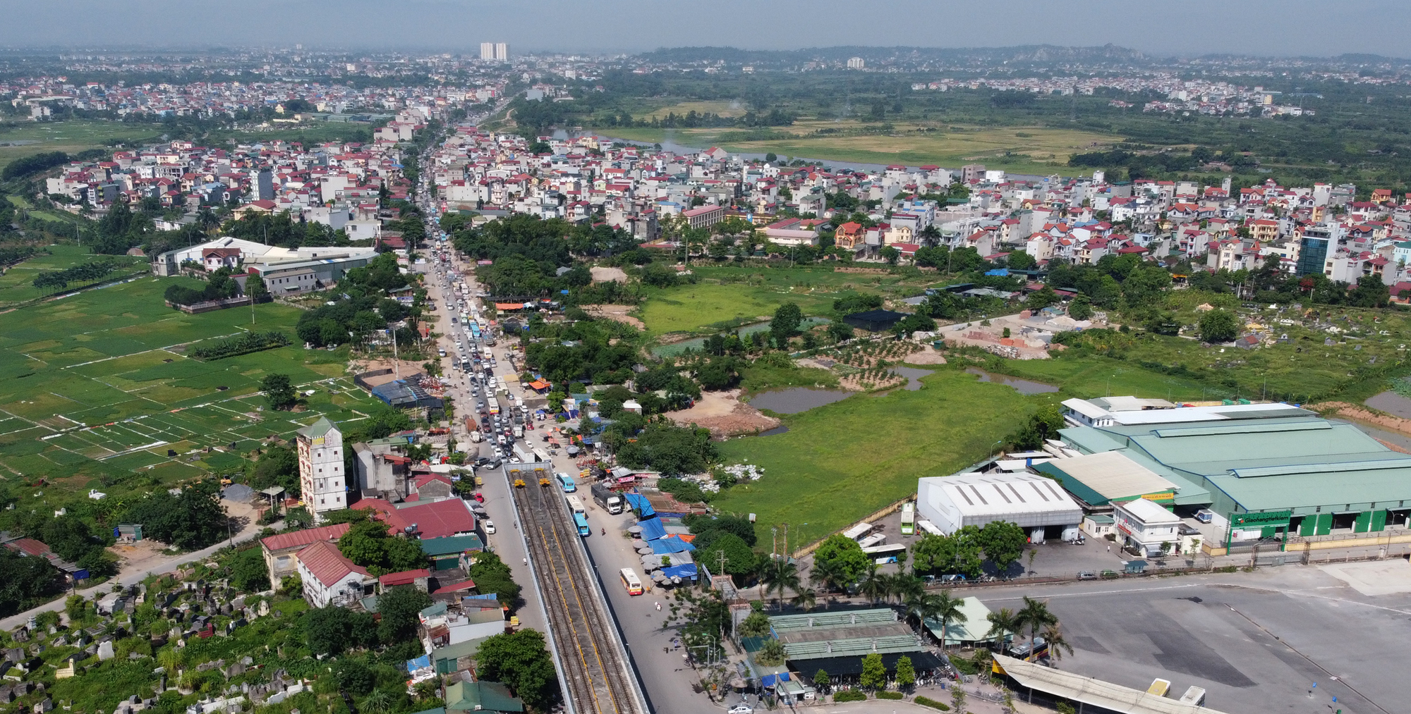 QL6 - cửa ngõ Thủ đô duy nhất chỉ có 2 làn xe vẫn là công trường dang dở sau 10 năm phê duyệt dự án cải tạo, nâng cấp - Ảnh 3. QL6 - cửa ngõ Thủ đô duy nhất chỉ có 2 làn xe vẫn là công trường dang dở sau 10 năm phê duyệt dự án cải tạo, nâng cấp - Ảnh 3.