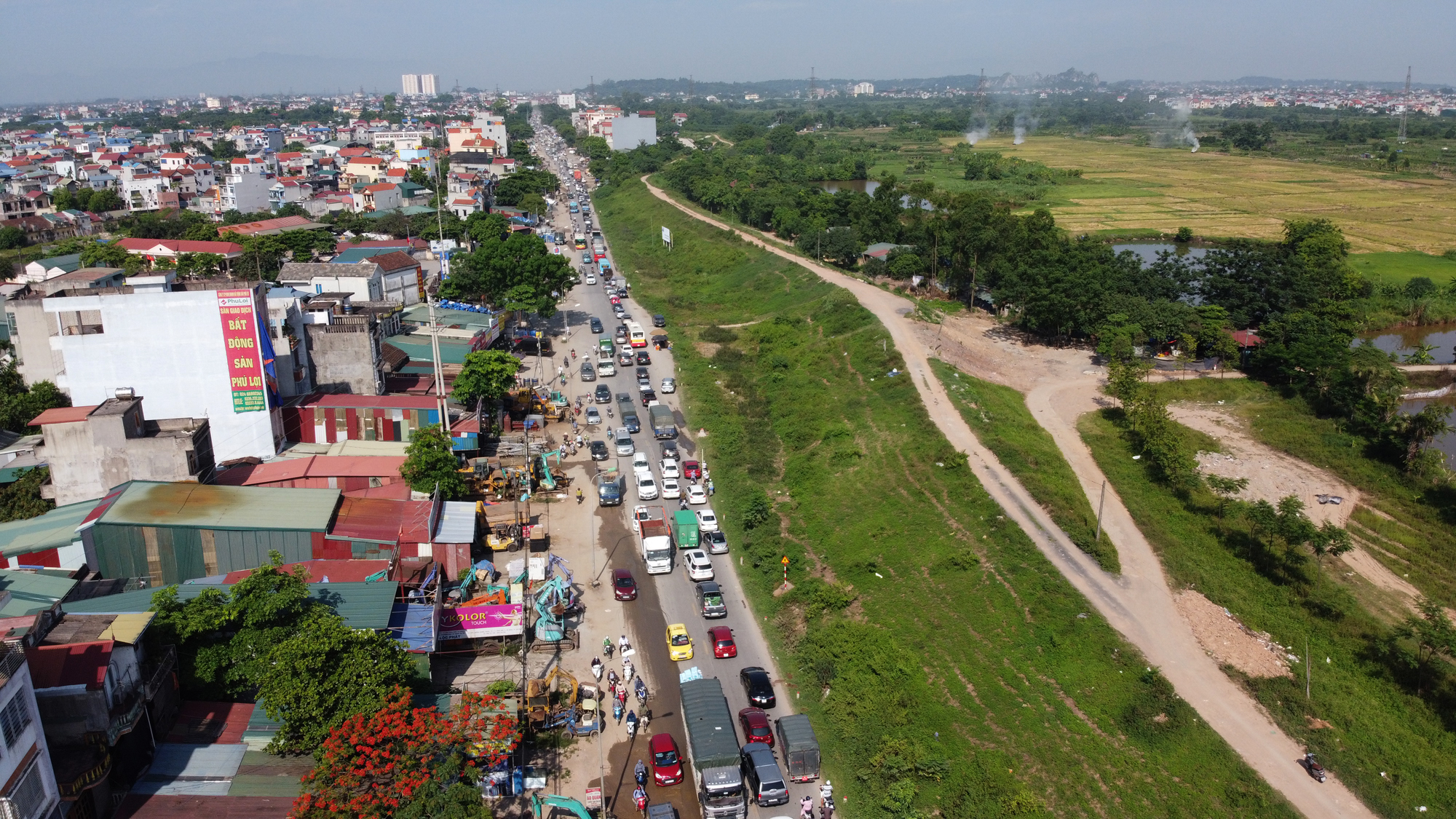 QL6 - cửa ngõ Thủ đô duy nhất chỉ có 2 làn xe vẫn là công trường dang dở sau 10 năm phê duyệt dự án cải tạo, nâng cấp - Ảnh 4. QL6 - cửa ngõ Thủ đô duy nhất chỉ có 2 làn xe vẫn là công trường dang dở sau 10 năm phê duyệt dự án cải tạo, nâng cấp - Ảnh 4.
