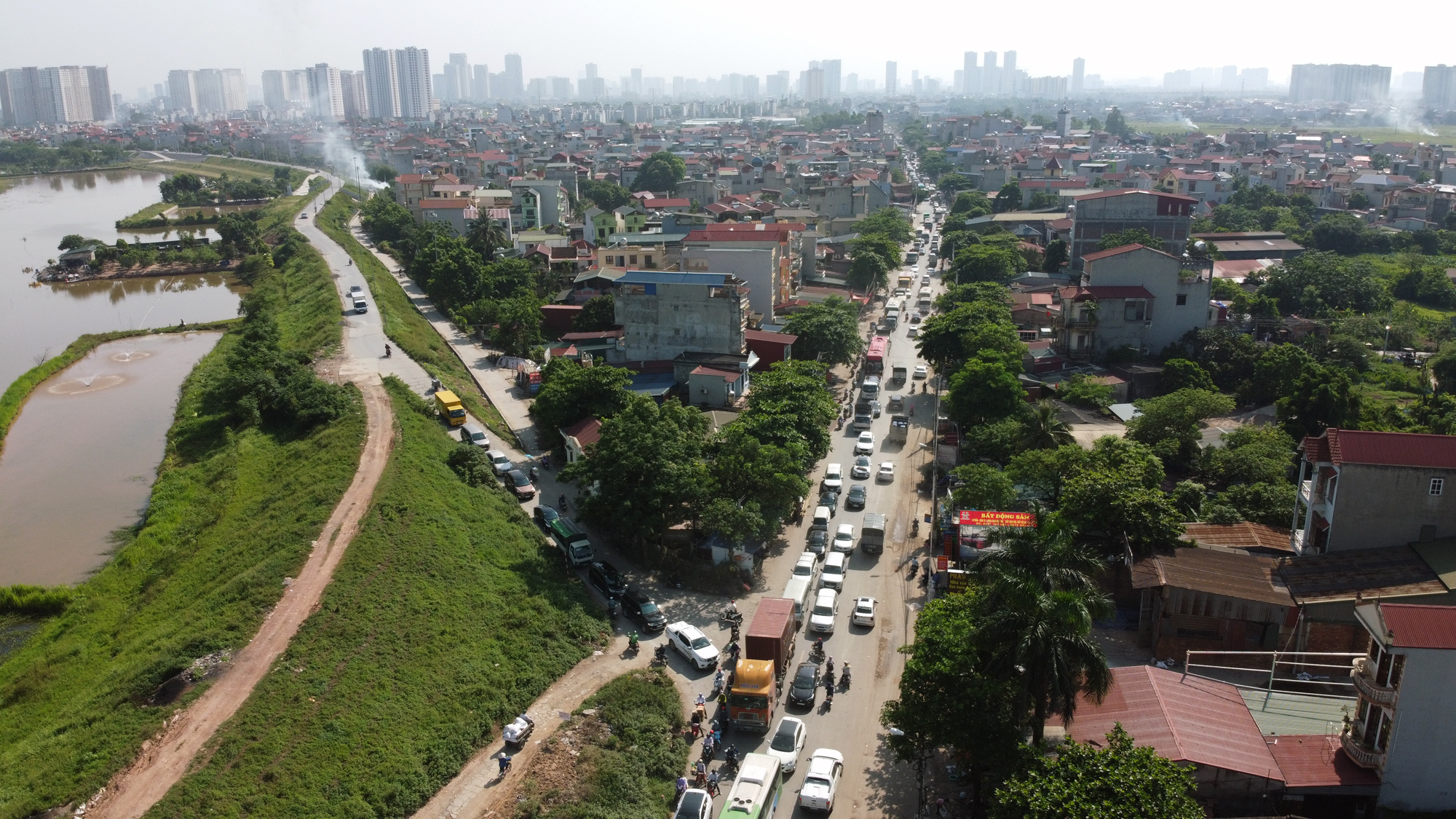 QL6 - cửa ngõ Thủ đô duy nhất chỉ có 2 làn xe vẫn là công trường dang dở sau 10 năm phê duyệt dự án cải tạo, nâng cấp - Ảnh 5. QL6 - cửa ngõ Thủ đô duy nhất chỉ có 2 làn xe vẫn là công trường dang dở sau 10 năm phê duyệt dự án cải tạo, nâng cấp - Ảnh 5.