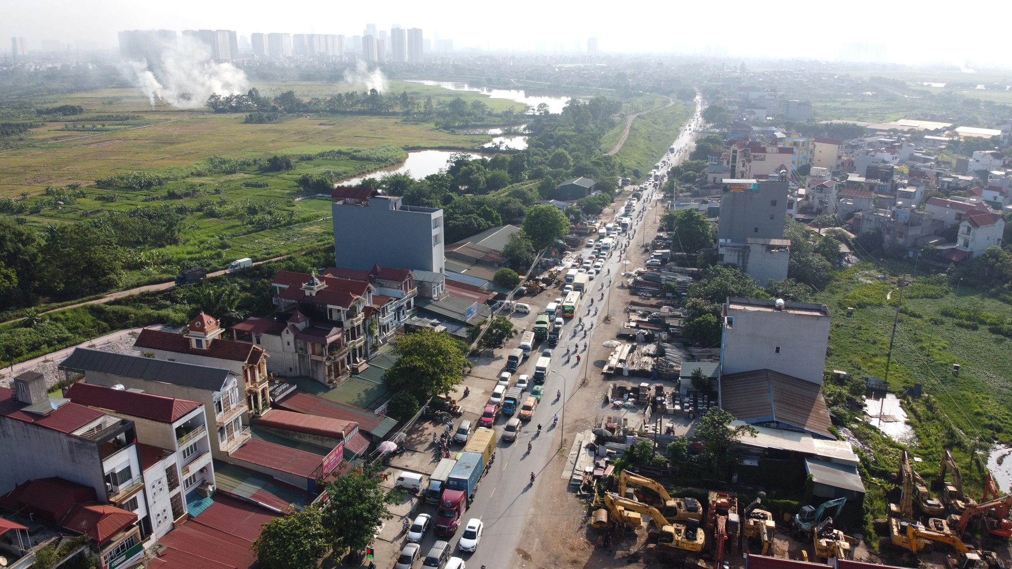 QL6 - cửa ngõ Thủ đô duy nhất chỉ có 2 làn xe vẫn là công trường dang dở sau 10 năm phê duyệt dự án cải tạo, nâng cấp - Ảnh 6. QL6 - cửa ngõ Thủ đô duy nhất chỉ có 2 làn xe vẫn là công trường dang dở sau 10 năm phê duyệt dự án cải tạo, nâng cấp - Ảnh 6.