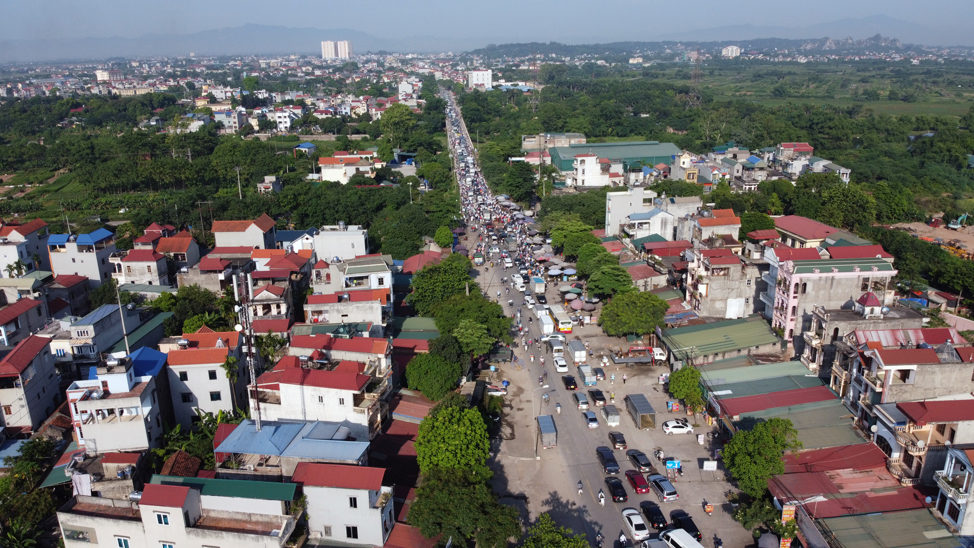 QL6 - cửa ngõ Thủ đô duy nhất chỉ có 2 làn xe vẫn là công trường dang dở sau 10 năm phê duyệt dự án cải tạo, nâng cấp - Ảnh 7. QL6 - cửa ngõ Thủ đô duy nhất chỉ có 2 làn xe vẫn là công trường dang dở sau 10 năm phê duyệt dự án cải tạo, nâng cấp - Ảnh 7.