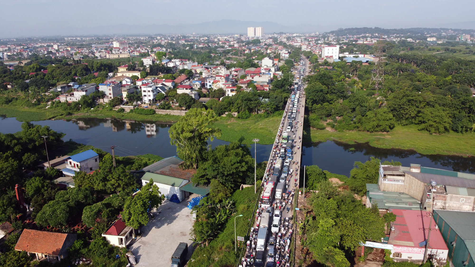 QL6 - cửa ngõ Thủ đô duy nhất chỉ có 2 làn xe vẫn là công trường dang dở sau 10 năm phê duyệt dự án cải tạo, nâng cấp - Ảnh 8. QL6 - cửa ngõ Thủ đô duy nhất chỉ có 2 làn xe vẫn là công trường dang dở sau 10 năm phê duyệt dự án cải tạo, nâng cấp - Ảnh 8.
