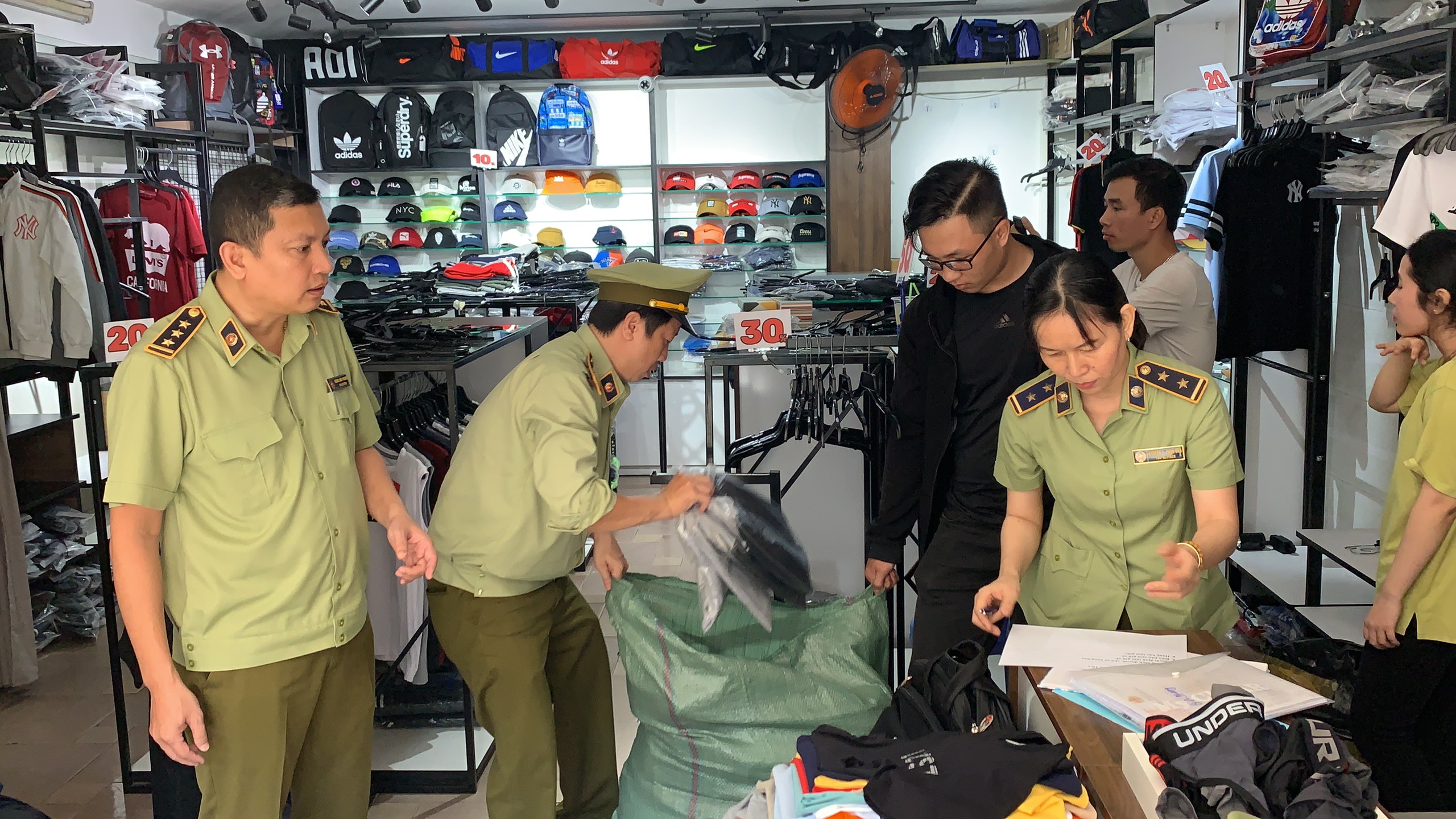 Đà Nẵng: Phát hiện hơn 1.900 sản phẩm nghi giả mạo nhãn hiệu thời trang Nike, Adidas, Louis Vuitton, Chanel, Hermes, Dior - Ảnh 2. Đà Nẵng: Phát hiện hơn 1.900 sản phẩm nghi giả mạo nhãn hiệu thời trang Nike, Adidas, Louis Vuitton, Chanel, Hermes, Dior - Ảnh 2.