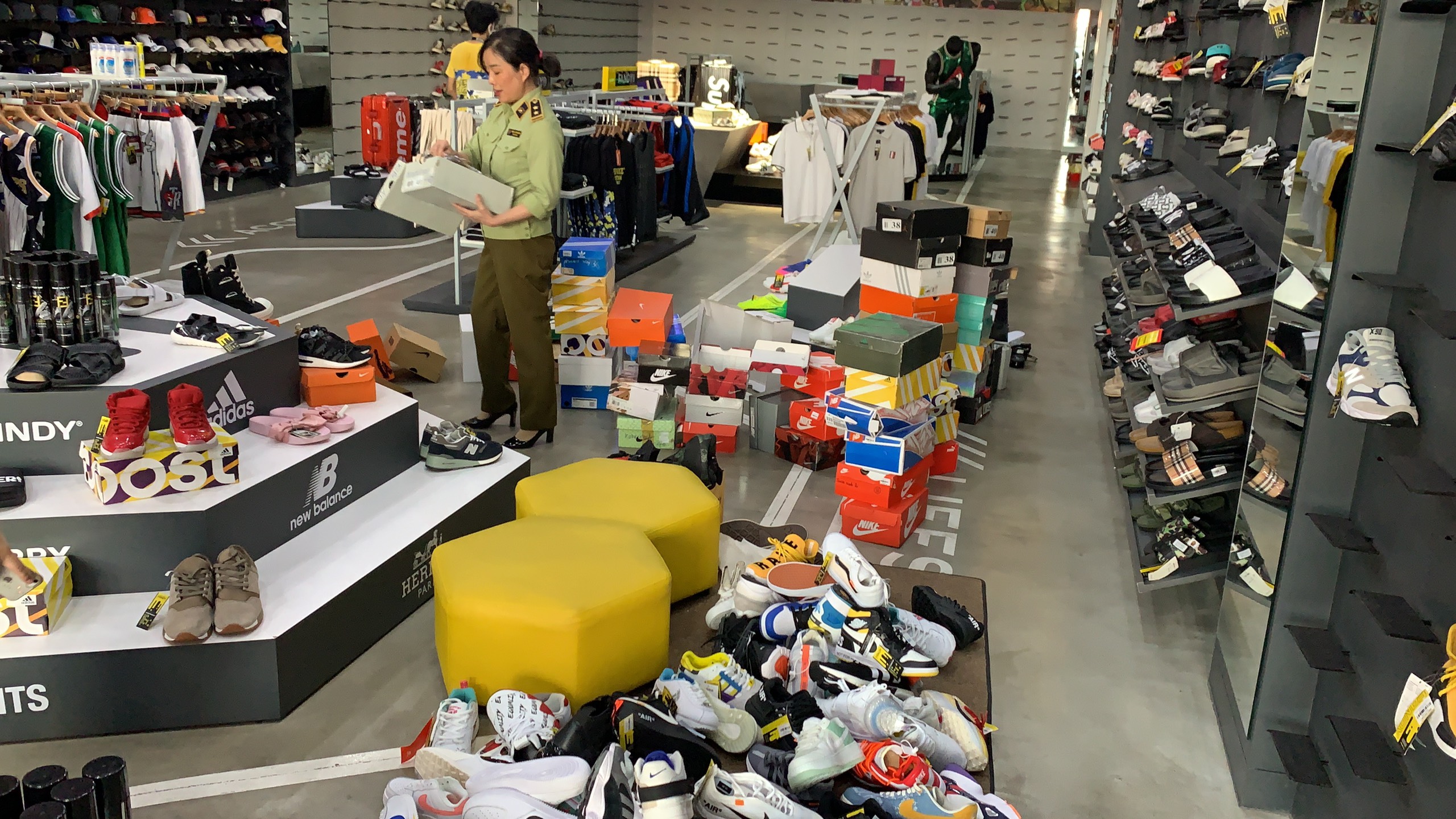 Đà Nẵng: Phát hiện hơn 1.900 sản phẩm nghi giả mạo nhãn hiệu thời trang Nike, Adidas, Louis Vuitton, Chanel, Hermes, Dior - Ảnh 1. Đà Nẵng: Phát hiện hơn 1.900 sản phẩm nghi giả mạo nhãn hiệu thời trang Nike, Adidas, Louis Vuitton, Chanel, Hermes, Dior - Ảnh 1.