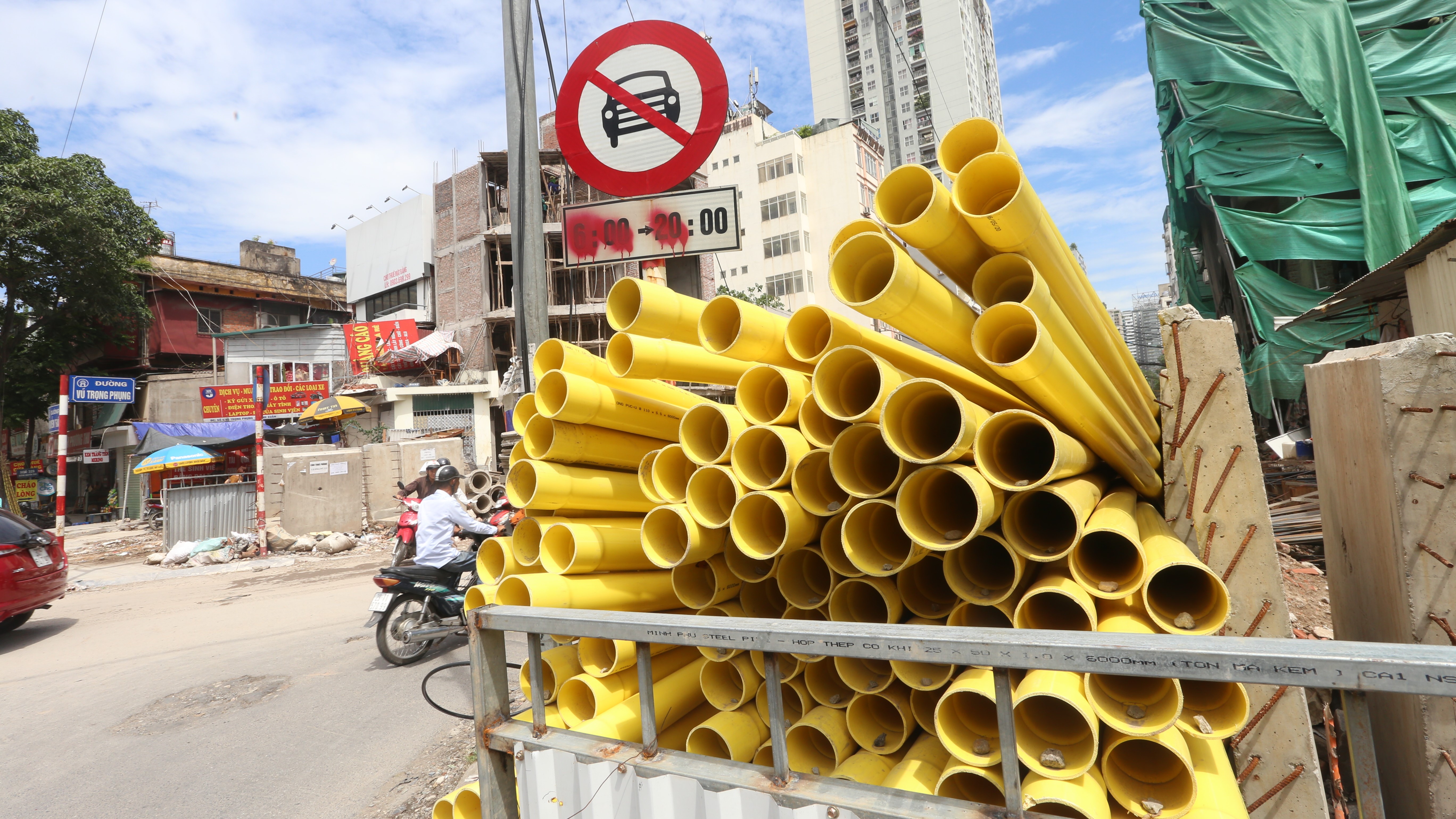 Hơn 400 m đoạn đường Vũ Trọng Phụng đang thi công chìm trong khói bụi - Ảnh 5.