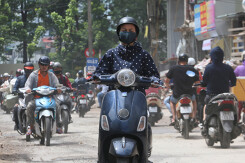 Nắng nóng kéo dài, đường Vũ Trọng Phụng đang thi công mở rộng chìm trong khói bụi