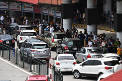 Dòng ôtô kẹt cứng giữa trưa ở sân bay Nội Bài