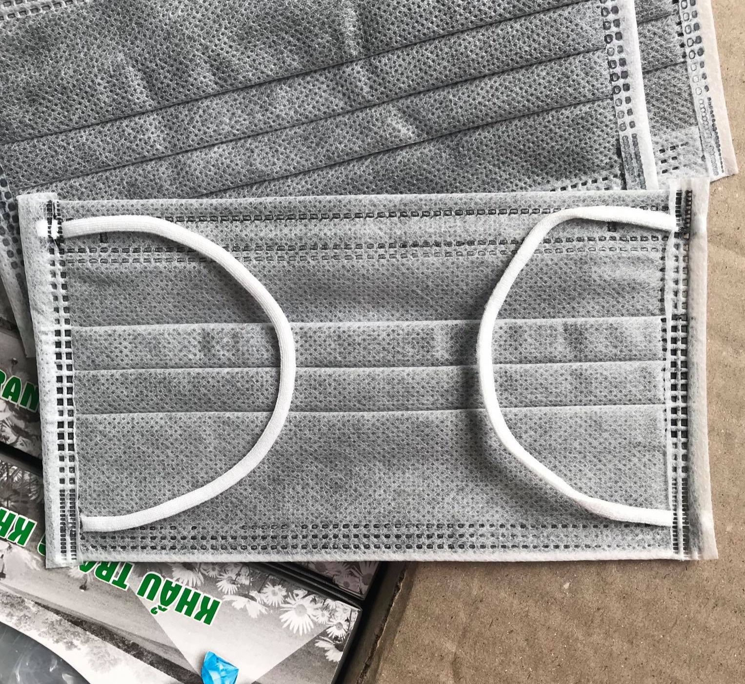 Khẩu trang tụt giá ngang trước dịch, dân buôn bán tháo vẫn ế hàng - Ảnh 1. Khẩu trang tụt giá ngang trước dịch, dân buôn bán tháo vẫn ế hàng - Ảnh 1.