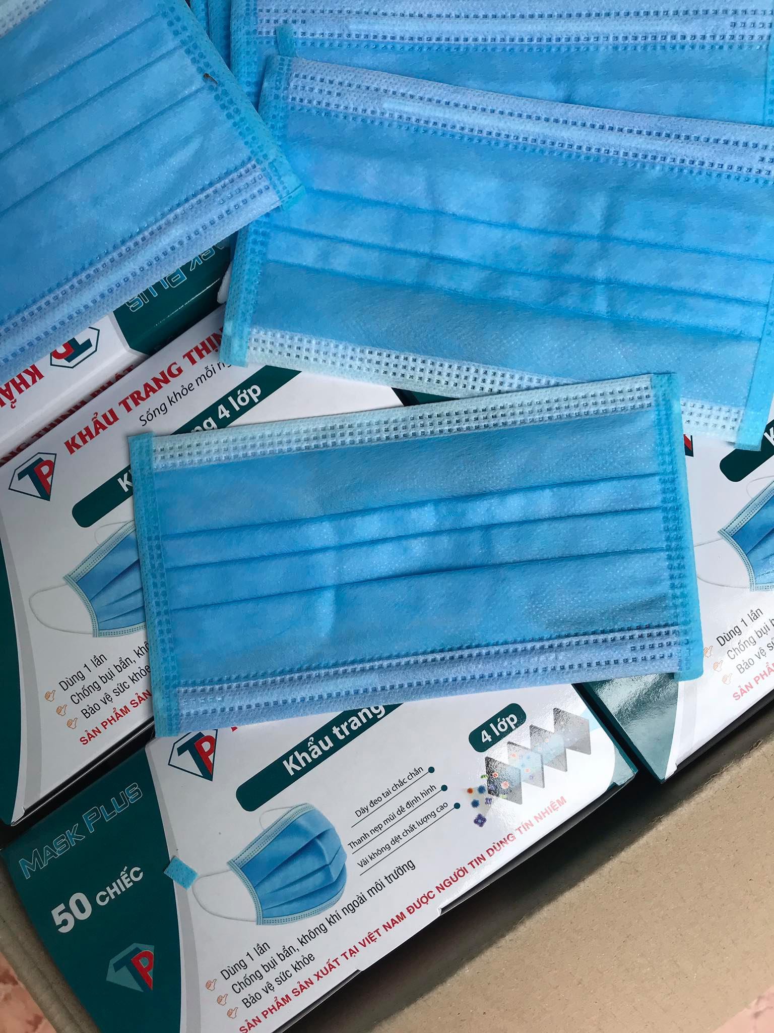Khẩu trang tụt giá ngang trước dịch, dân buôn bán tháo vẫn ế hàng - Ảnh 2. Khẩu trang tụt giá ngang trước dịch, dân buôn bán tháo vẫn ế hàng - Ảnh 2.