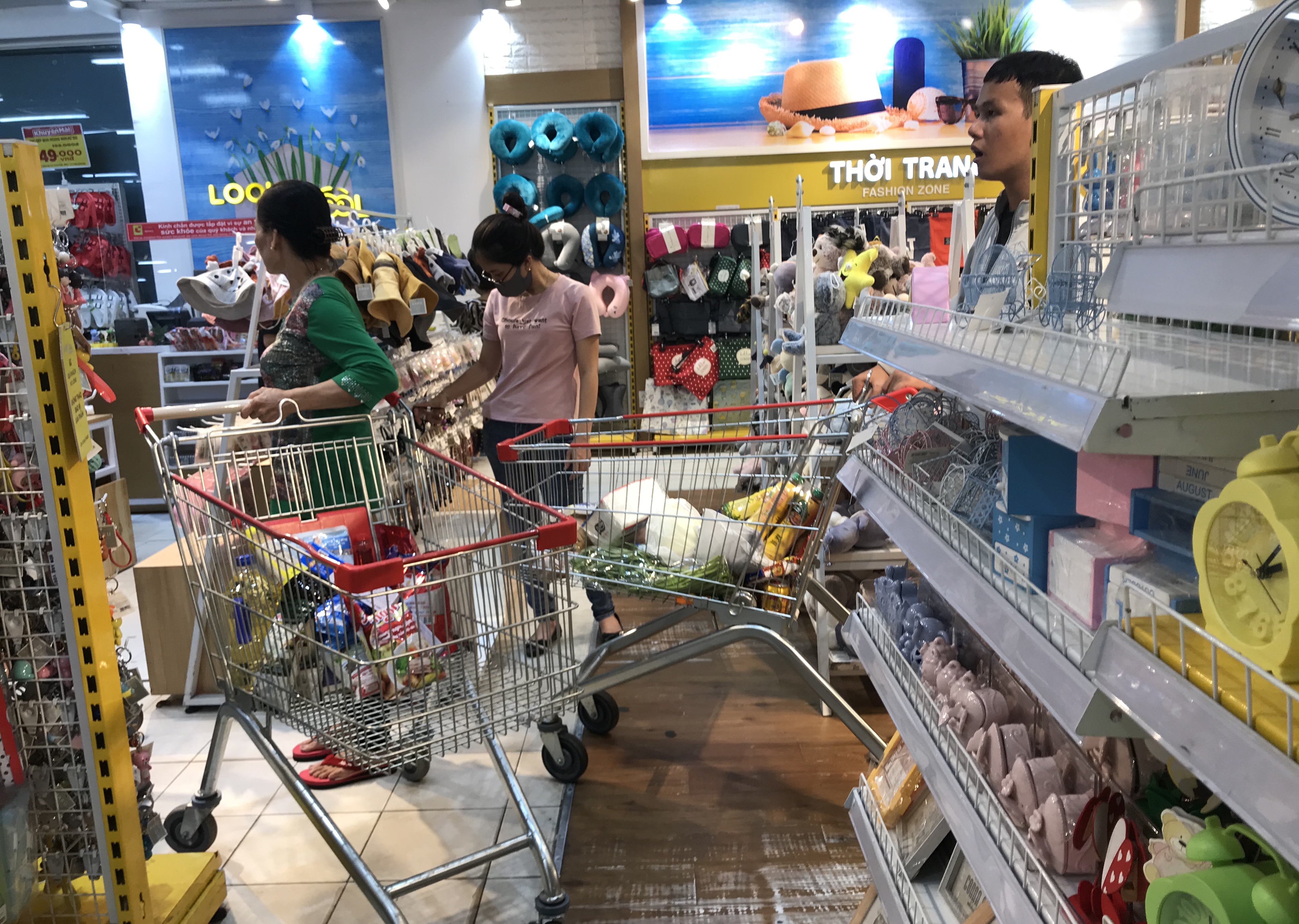 Siêu thị Big C miền Đông đông nghẹt trước ngày đóng cửa, khách xếp hàng cả tiếng đồng hồ chưa được thanh toán - Ảnh 6. Siêu thị Big C miền Đông đông nghẹt trước ngày đóng cửa, khách xếp hàng cả tiếng đồng hồ chưa được thanh toán - Ảnh 6.