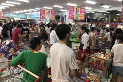 Big C miền Đông kẹt cứng người trước ngày đóng cửa, khách chen nhau mua quần áo, hóa mĩ phẩm giảm giá đến 70%