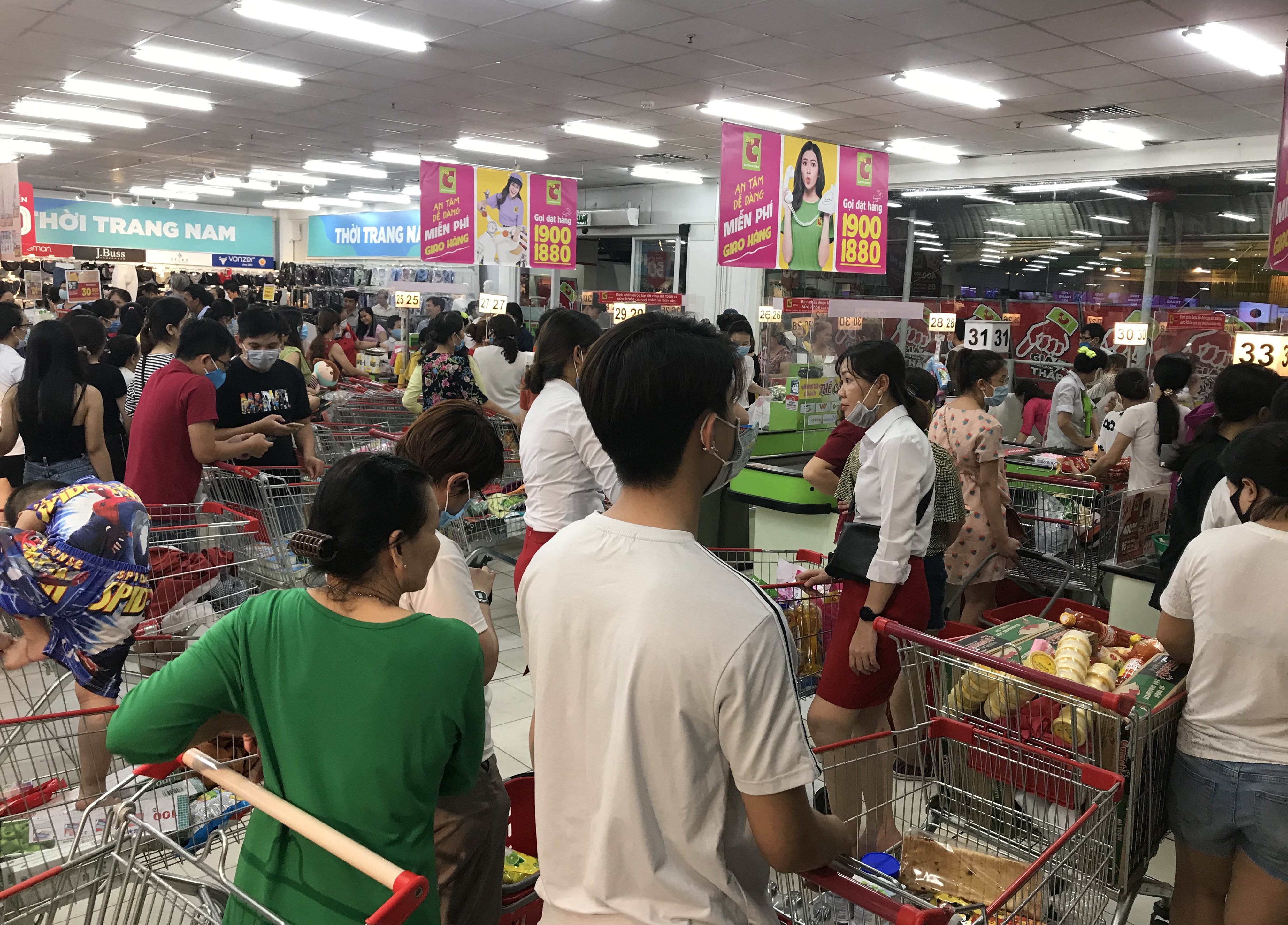 Siêu thị Big C miền Đông đông nghẹt trước ngày đóng cửa, khách xếp hàng cả tiếng đồng hồ chưa được thanh toán - Ảnh 3. Siêu thị Big C miền Đông đông nghẹt trước ngày đóng cửa, khách xếp hàng cả tiếng đồng hồ chưa được thanh toán - Ảnh 3.