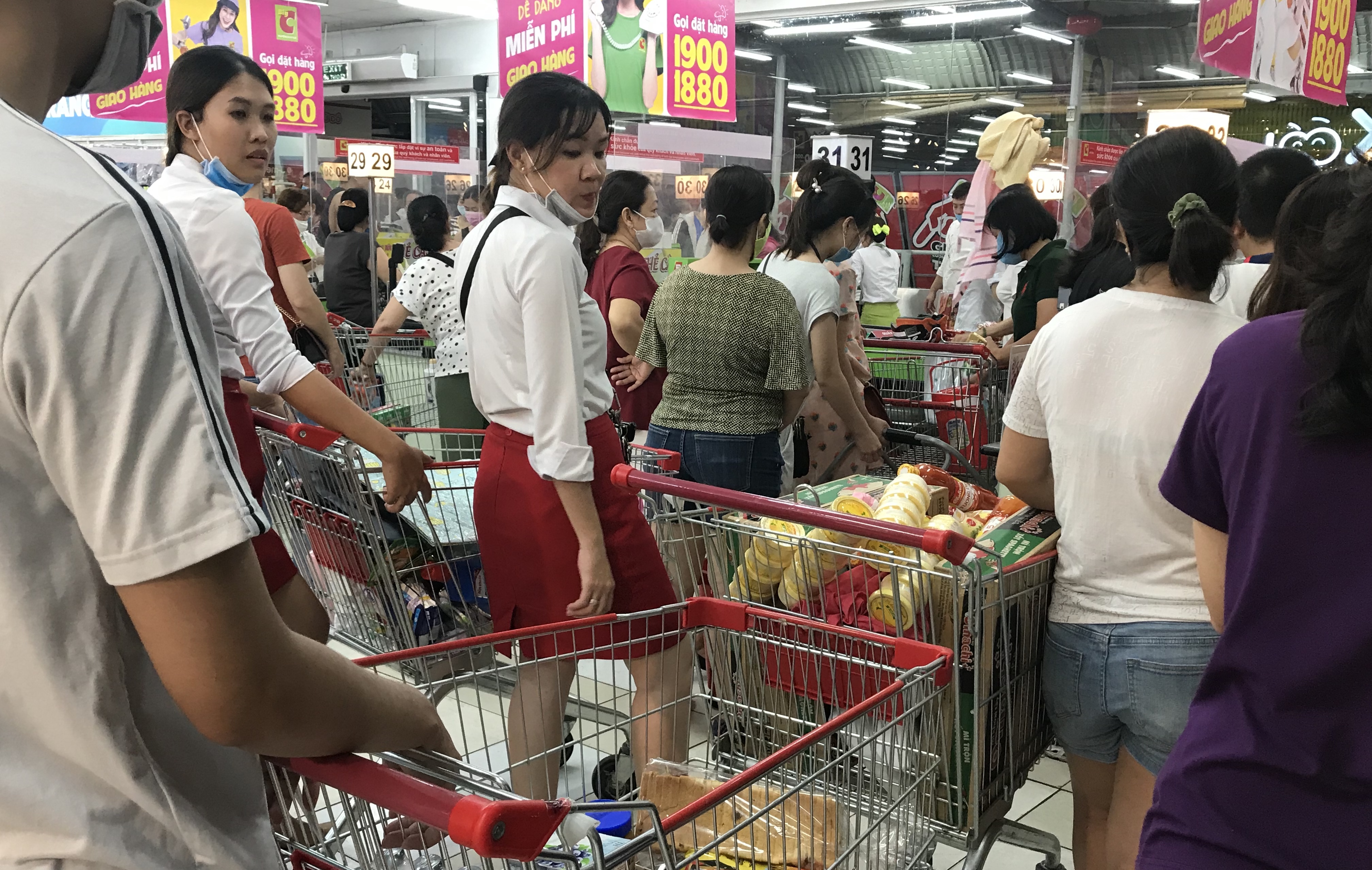 Siêu thị Big C miền Đông đông nghẹt trước ngày đóng cửa, khách xếp hàng cả tiếng đồng hồ chưa được thanh toán - Ảnh 4. Siêu thị Big C miền Đông đông nghẹt trước ngày đóng cửa, khách xếp hàng cả tiếng đồng hồ chưa được thanh toán - Ảnh 4.