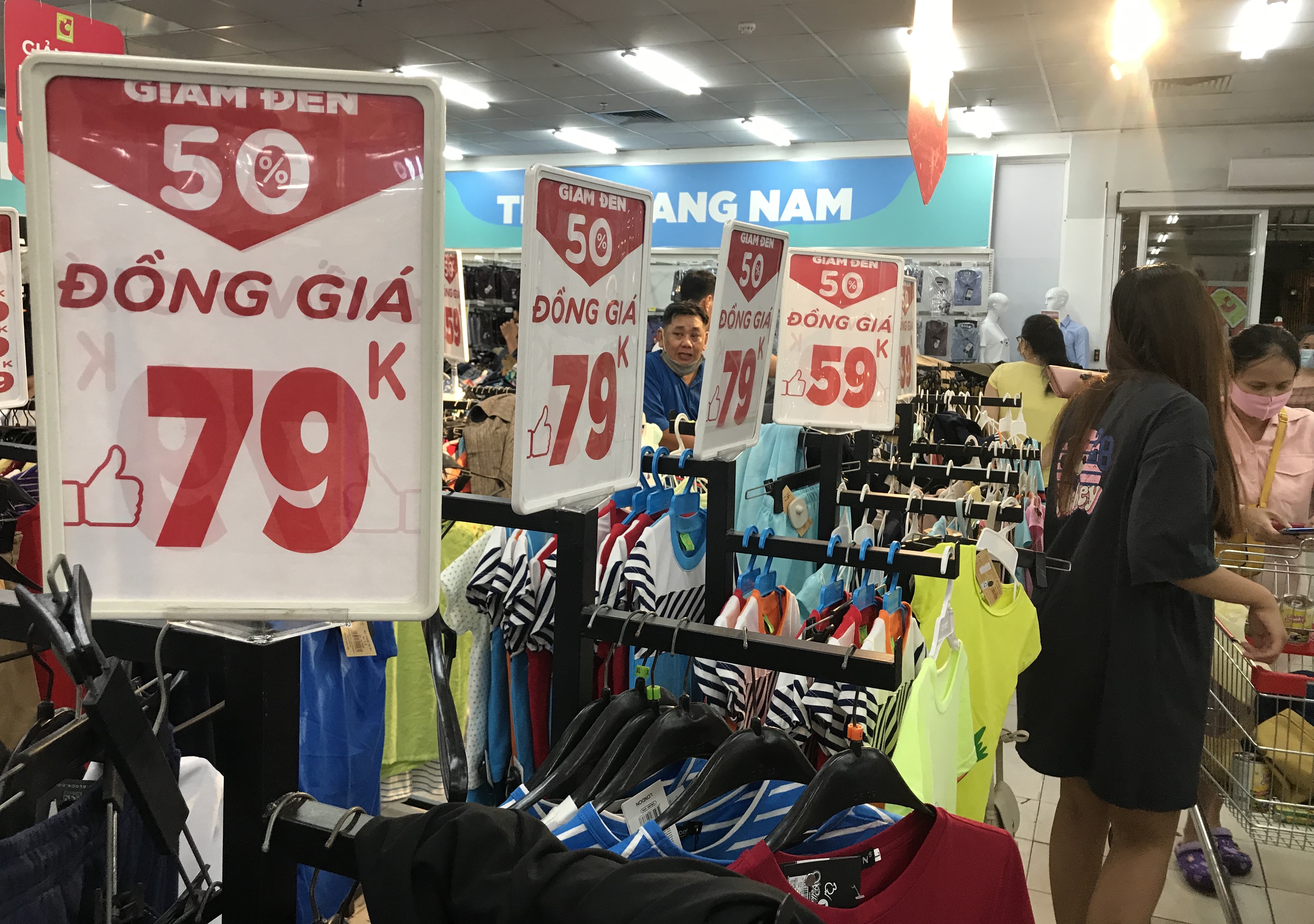 Siêu thị Big C miền Đông đông nghẹt trước ngày đóng cửa, khách xếp hàng cả tiếng đồng hồ chưa được thanh toán - Ảnh 14. Siêu thị Big C miền Đông đông nghẹt trước ngày đóng cửa, khách xếp hàng cả tiếng đồng hồ chưa được thanh toán - Ảnh 14.