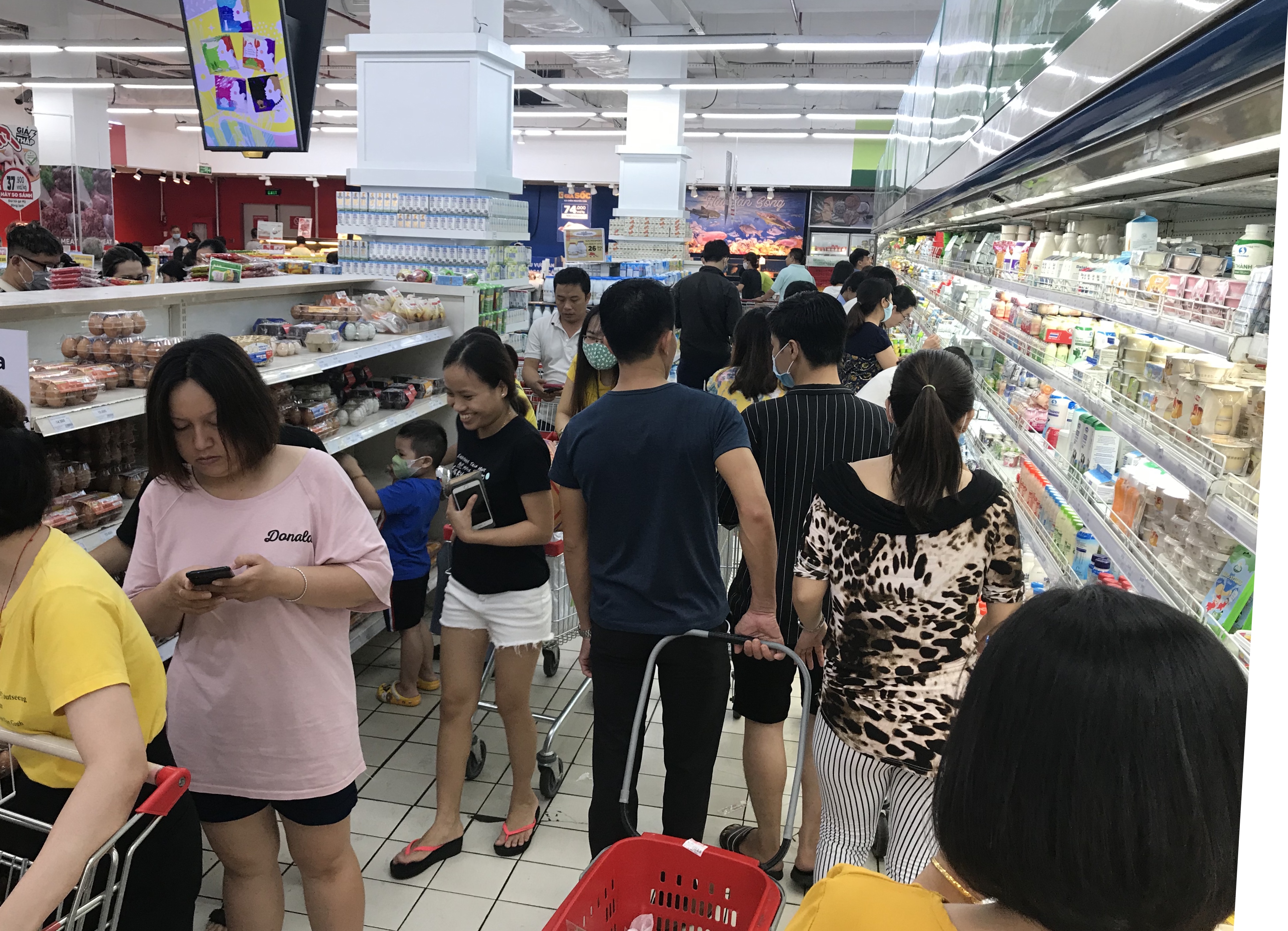 Siêu thị Big C miền Đông đông nghẹt trước ngày đóng cửa, khách xếp hàng cả tiếng đồng hồ chưa được thanh toán - Ảnh 10. Siêu thị Big C miền Đông đông nghẹt trước ngày đóng cửa, khách xếp hàng cả tiếng đồng hồ chưa được thanh toán - Ảnh 10.