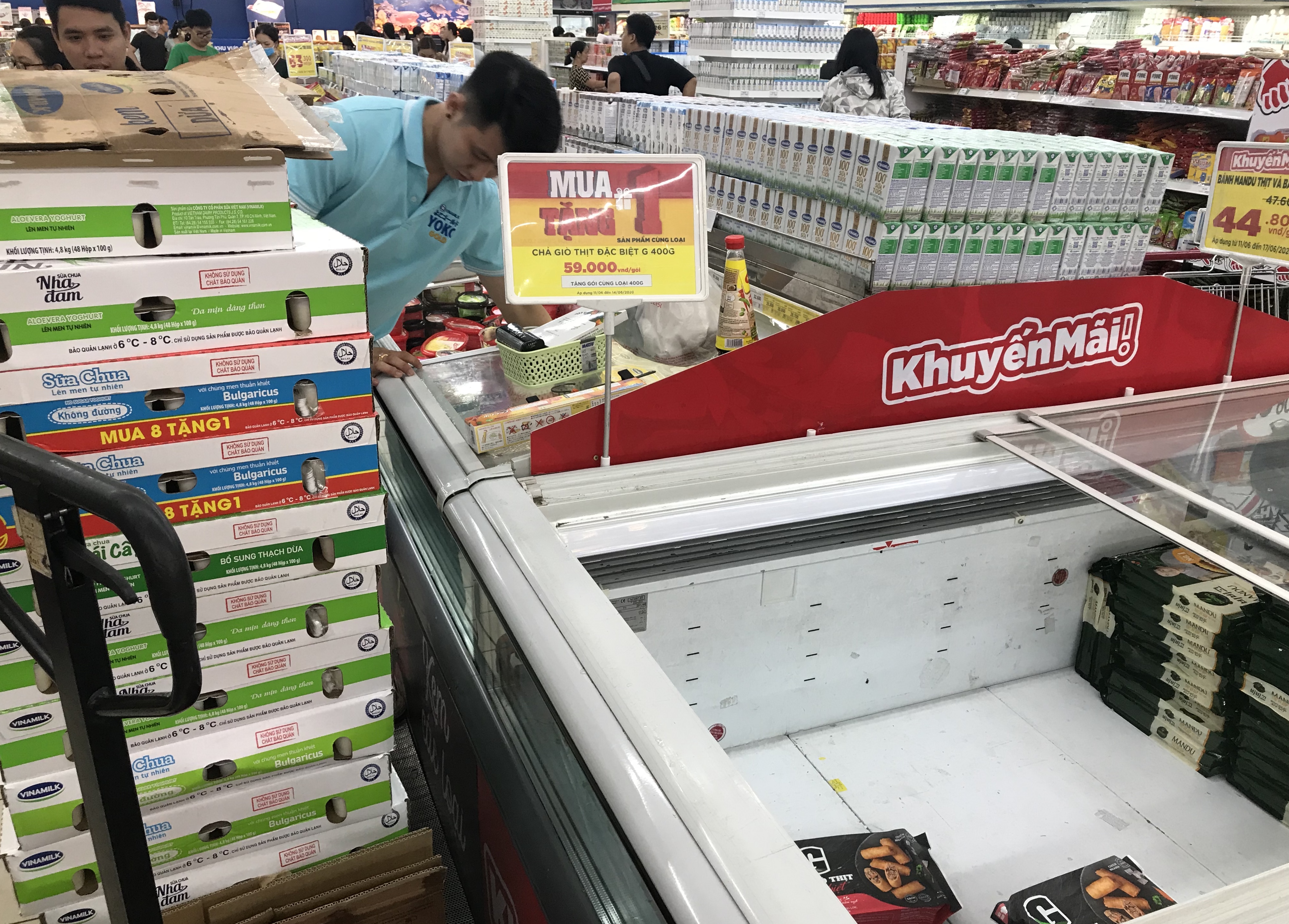 Siêu thị Big C miền Đông đông nghẹt trước ngày đóng cửa, khách xếp hàng cả tiếng đồng hồ chưa được thanh toán - Ảnh 11. Siêu thị Big C miền Đông đông nghẹt trước ngày đóng cửa, khách xếp hàng cả tiếng đồng hồ chưa được thanh toán - Ảnh 11.