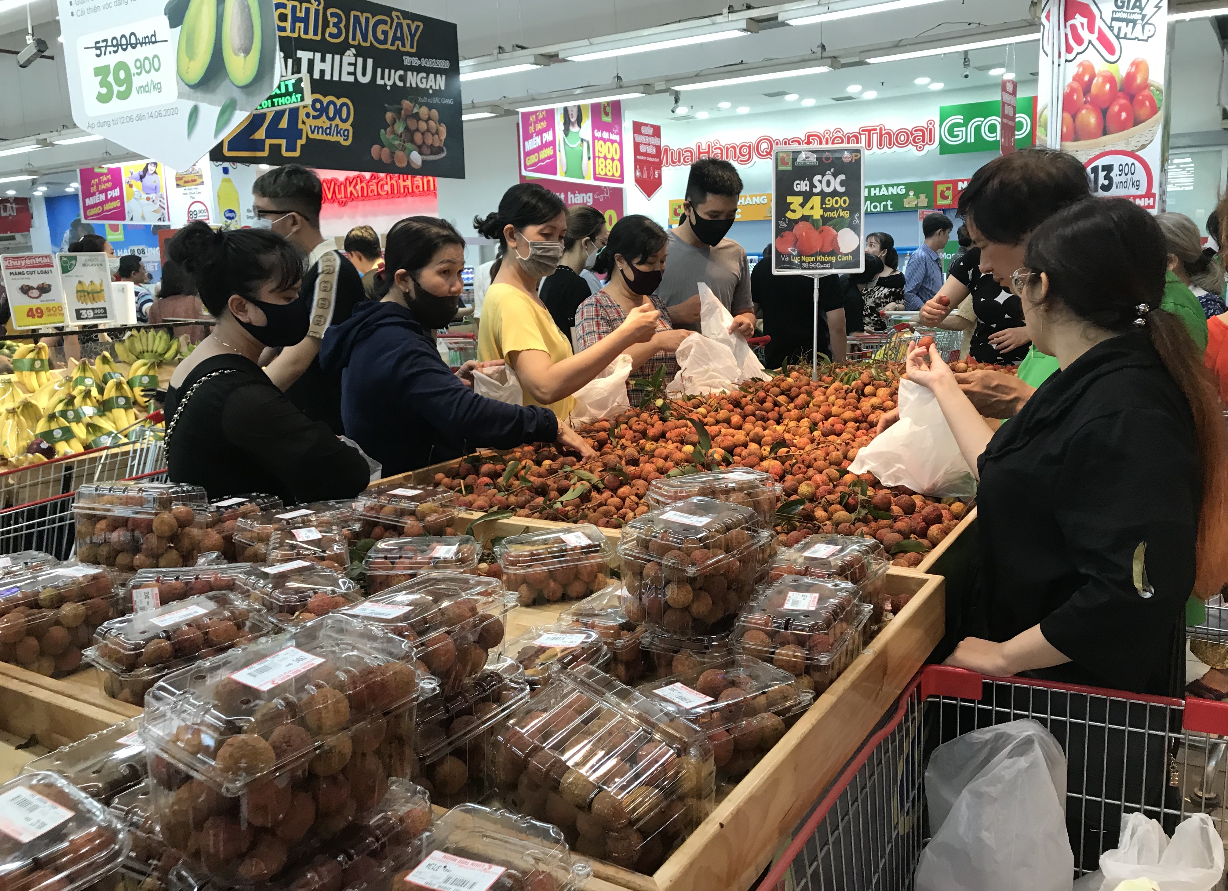 Siêu thị Big C miền Đông đông nghẹt trước ngày đóng cửa, khách xếp hàng cả tiếng đồng hồ chưa được thanh toán - Ảnh 12. Siêu thị Big C miền Đông đông nghẹt trước ngày đóng cửa, khách xếp hàng cả tiếng đồng hồ chưa được thanh toán - Ảnh 12.