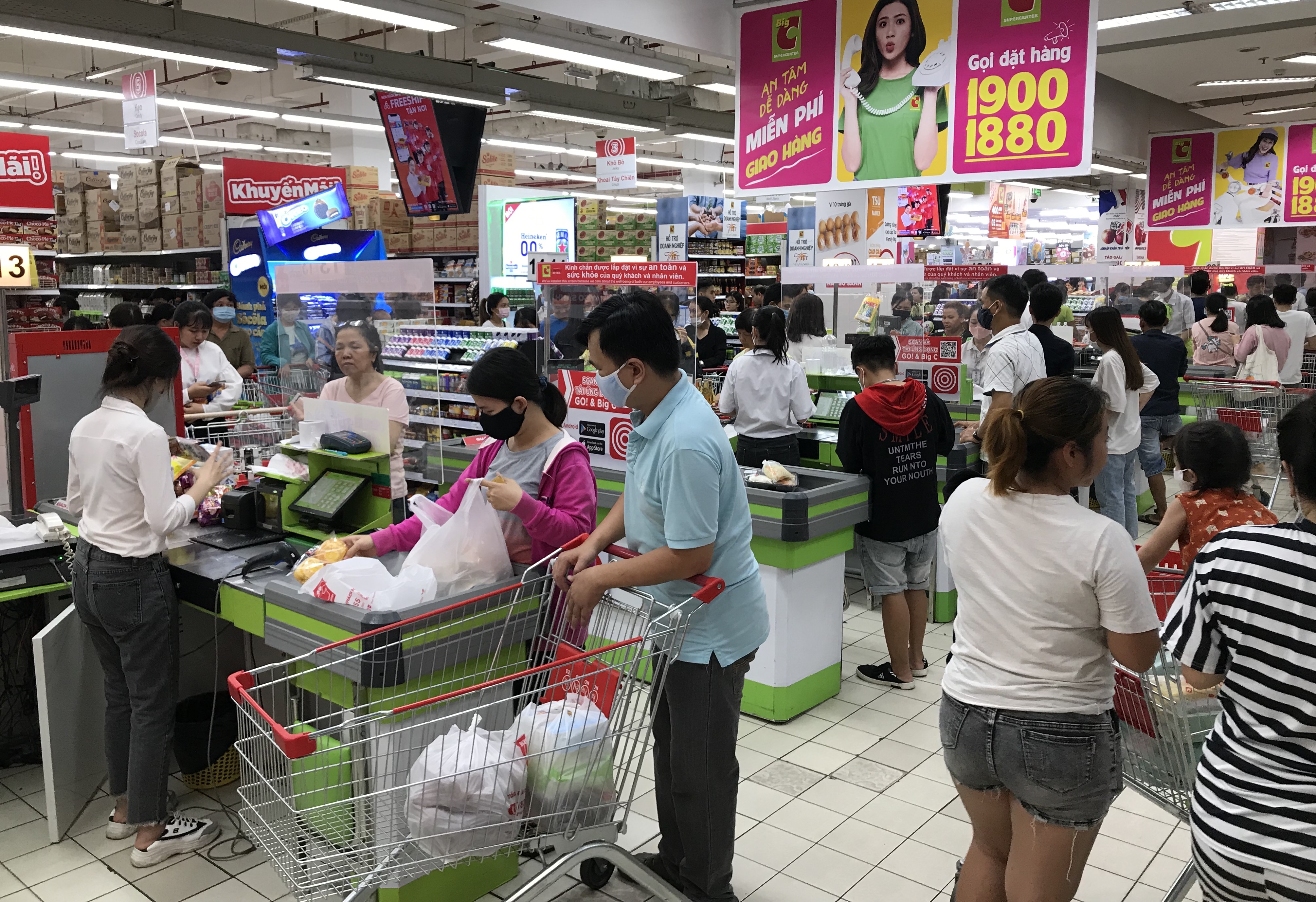 Siêu thị Big C miền Đông đông nghẹt trước ngày đóng cửa, khách xếp hàng cả tiếng đồng hồ chưa được thanh toán - Ảnh 1. Siêu thị Big C miền Đông đông nghẹt trước ngày đóng cửa, khách xếp hàng cả tiếng đồng hồ chưa được thanh toán - Ảnh 1.