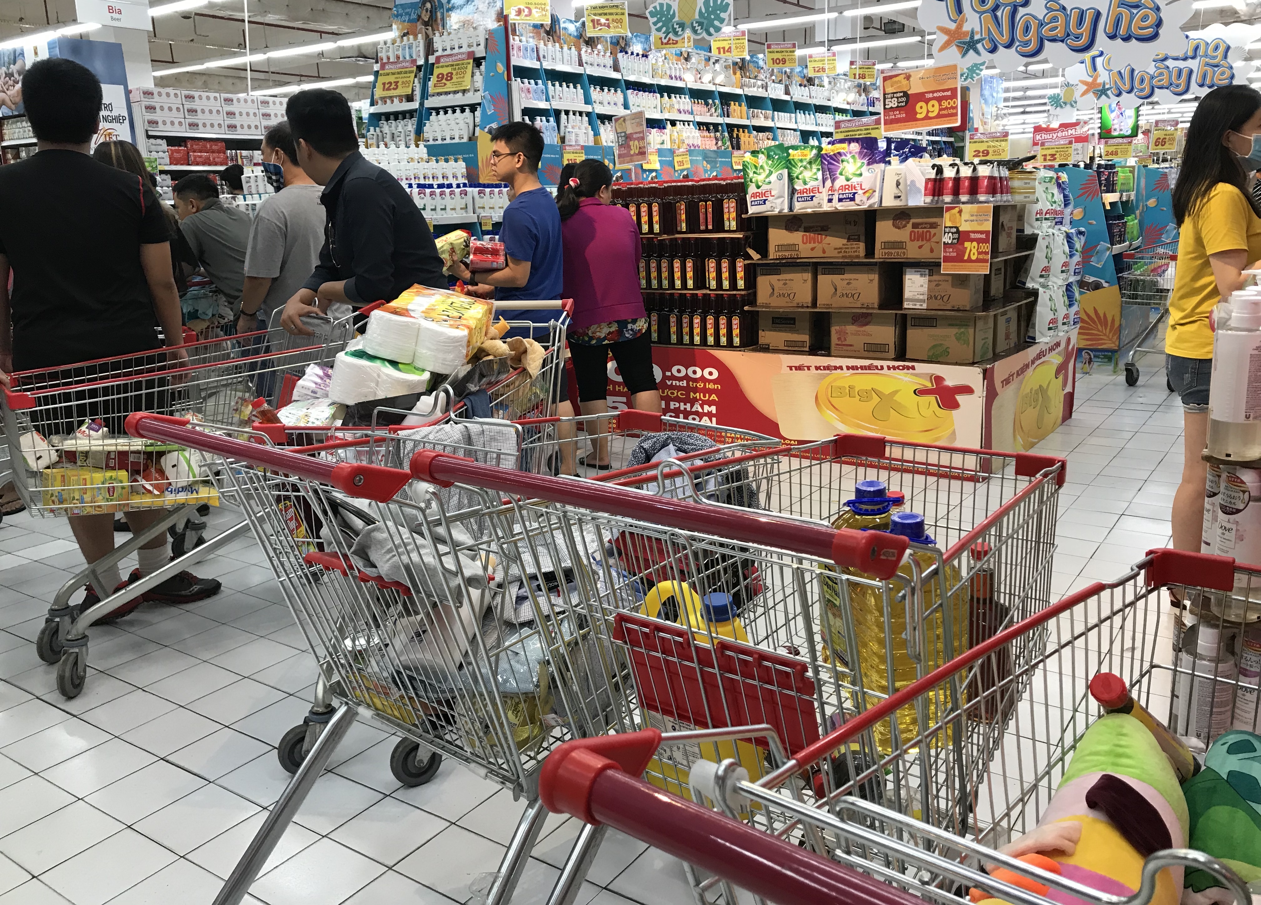 Siêu thị Big C miền Đông đông nghẹt trước ngày đóng cửa, khách xếp hàng cả tiếng đồng hồ chưa được thanh toán - Ảnh 7. Siêu thị Big C miền Đông đông nghẹt trước ngày đóng cửa, khách xếp hàng cả tiếng đồng hồ chưa được thanh toán - Ảnh 7.