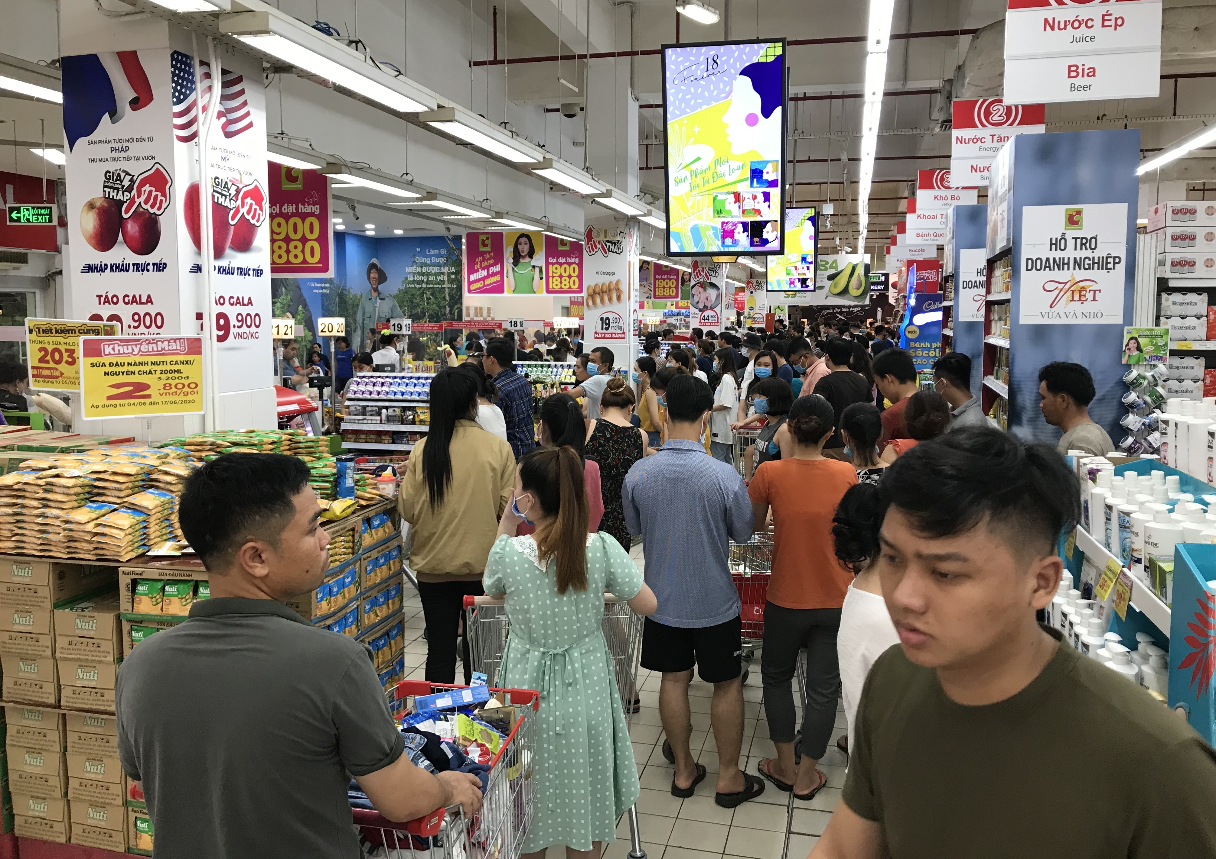 Siêu thị Big C miền Đông đông nghẹt trước ngày đóng cửa, khách xếp hàng cả tiếng đồng hồ chưa được thanh toán - Ảnh 2. Siêu thị Big C miền Đông đông nghẹt trước ngày đóng cửa, khách xếp hàng cả tiếng đồng hồ chưa được thanh toán - Ảnh 2.