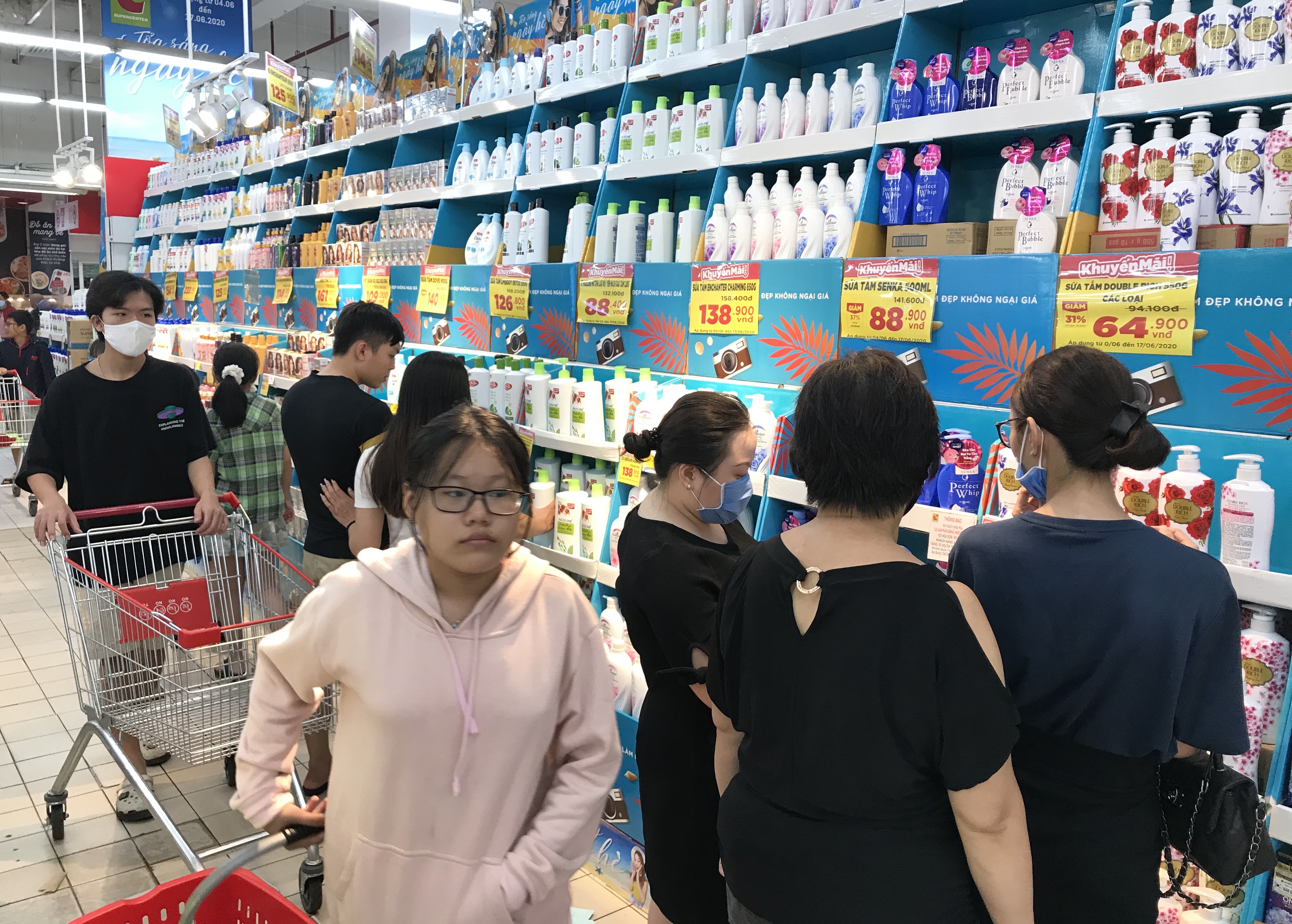 Siêu thị Big C miền Đông đông nghẹt trước ngày đóng cửa, khách xếp hàng cả tiếng đồng hồ chưa được thanh toán - Ảnh 13. Siêu thị Big C miền Đông đông nghẹt trước ngày đóng cửa, khách xếp hàng cả tiếng đồng hồ chưa được thanh toán - Ảnh 13.