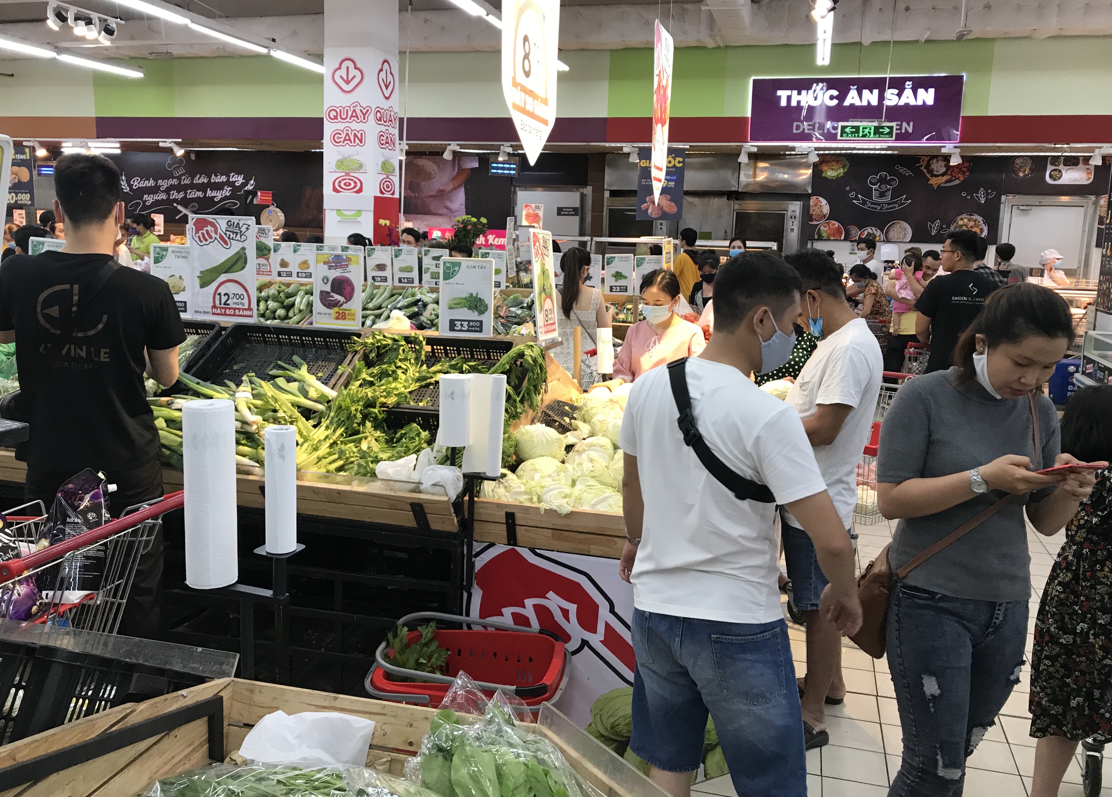 Siêu thị Big C miền Đông đông nghẹt trước ngày đóng cửa, khách xếp hàng cả tiếng đồng hồ chưa được thanh toán - Ảnh 9. Siêu thị Big C miền Đông đông nghẹt trước ngày đóng cửa, khách xếp hàng cả tiếng đồng hồ chưa được thanh toán - Ảnh 9.