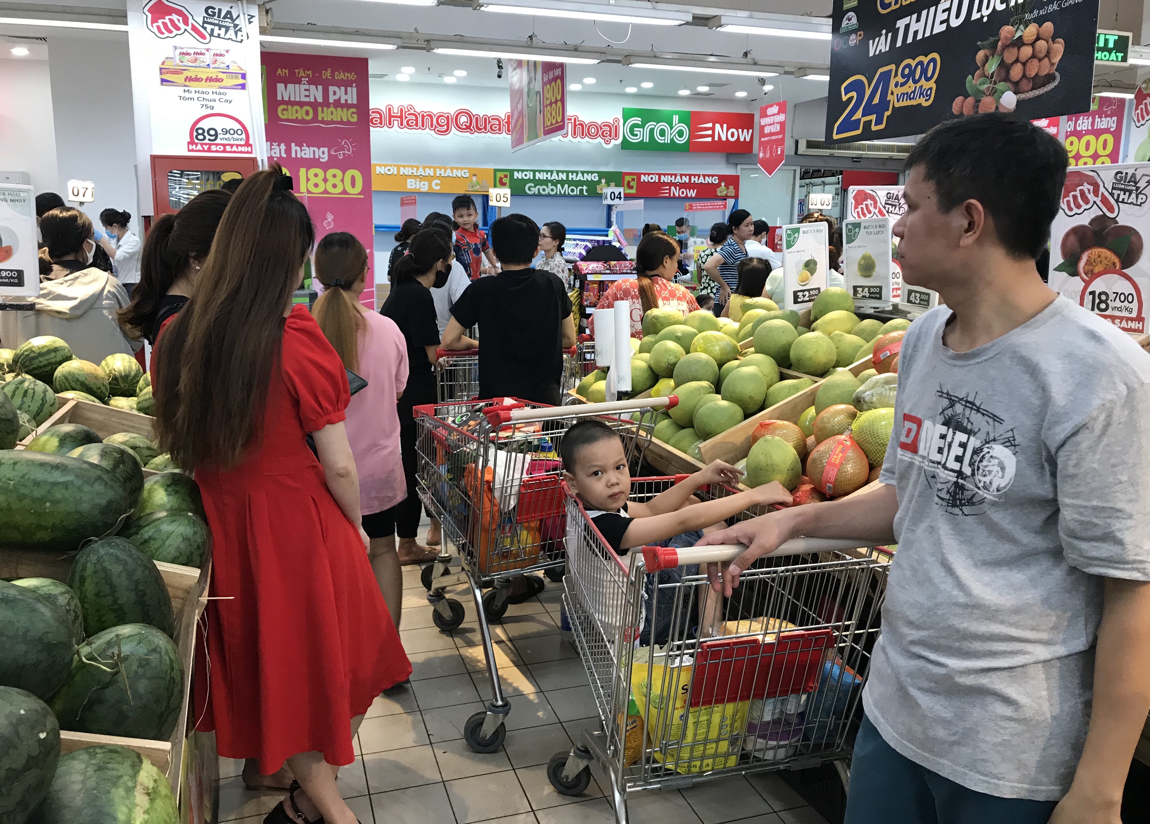 Siêu thị Big C miền Đông đông nghẹt trước ngày đóng cửa, khách xếp hàng cả tiếng đồng hồ chưa được thanh toán - Ảnh 5. Siêu thị Big C miền Đông đông nghẹt trước ngày đóng cửa, khách xếp hàng cả tiếng đồng hồ chưa được thanh toán - Ảnh 5.