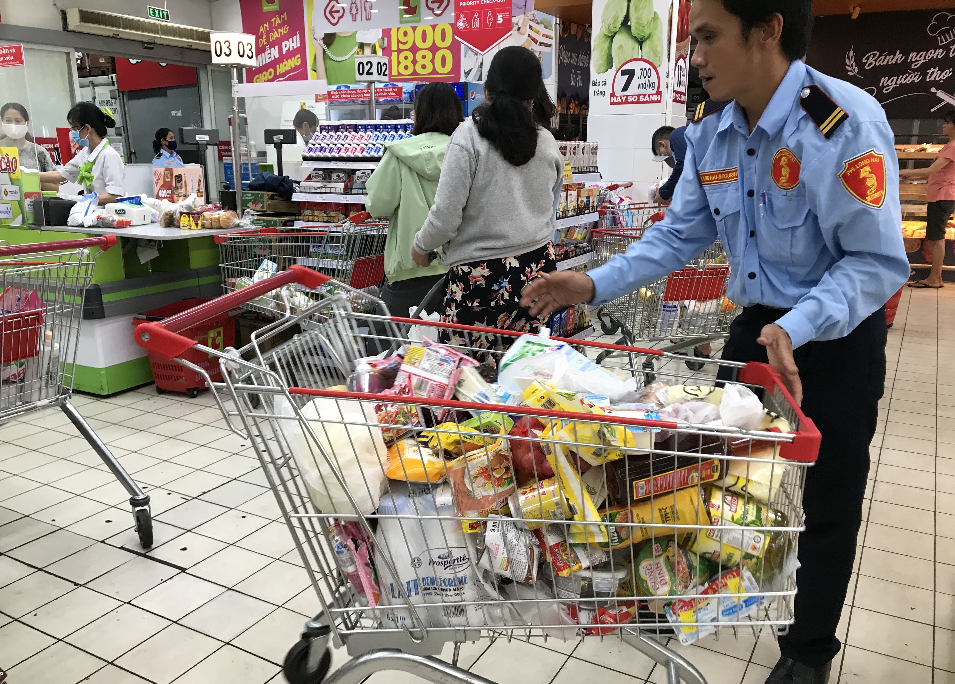 Siêu thị Big C miền Đông đông nghẹt trước ngày đóng cửa, khách xếp hàng cả tiếng đồng hồ chưa được thanh toán - Ảnh 8. Siêu thị Big C miền Đông đông nghẹt trước ngày đóng cửa, khách xếp hàng cả tiếng đồng hồ chưa được thanh toán - Ảnh 8.