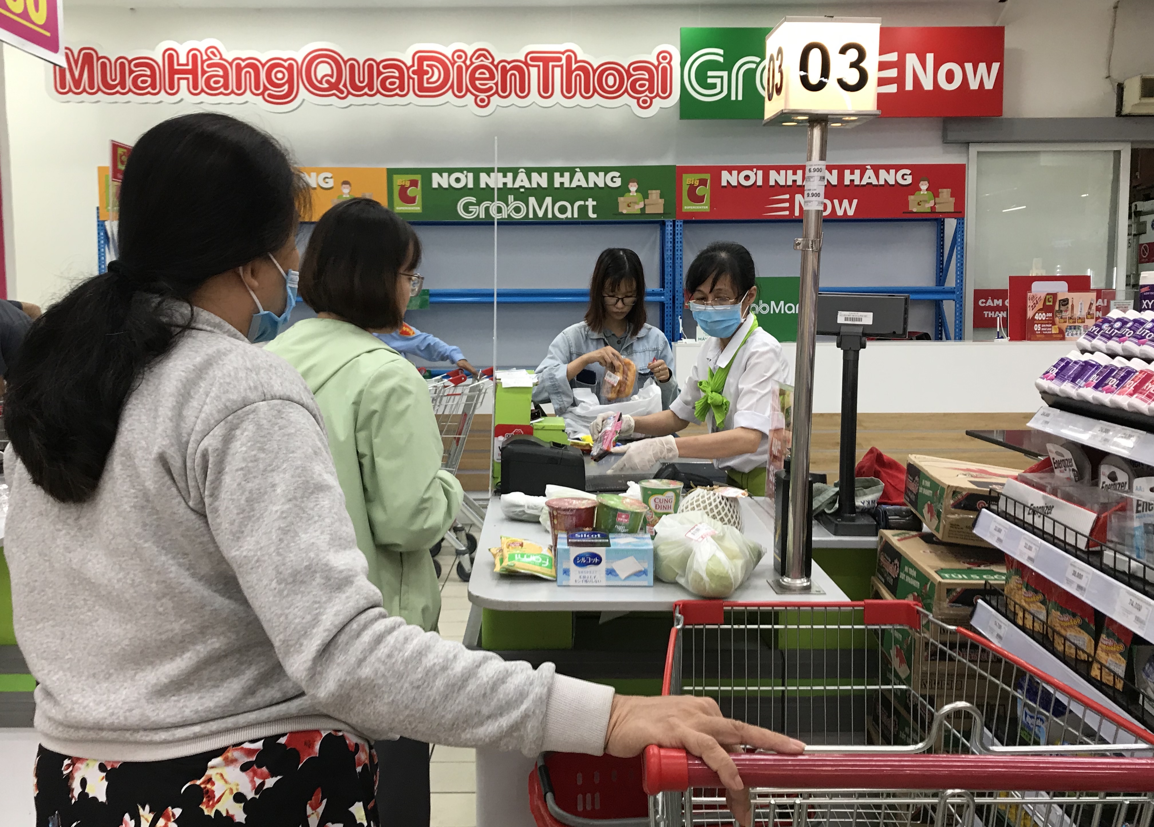 Siêu thị Big C miền Đông đông nghẹt trước ngày đóng cửa, khách xếp hàng cả tiếng đồng hồ chưa được thanh toán - Ảnh 15. Siêu thị Big C miền Đông đông nghẹt trước ngày đóng cửa, khách xếp hàng cả tiếng đồng hồ chưa được thanh toán - Ảnh 15.