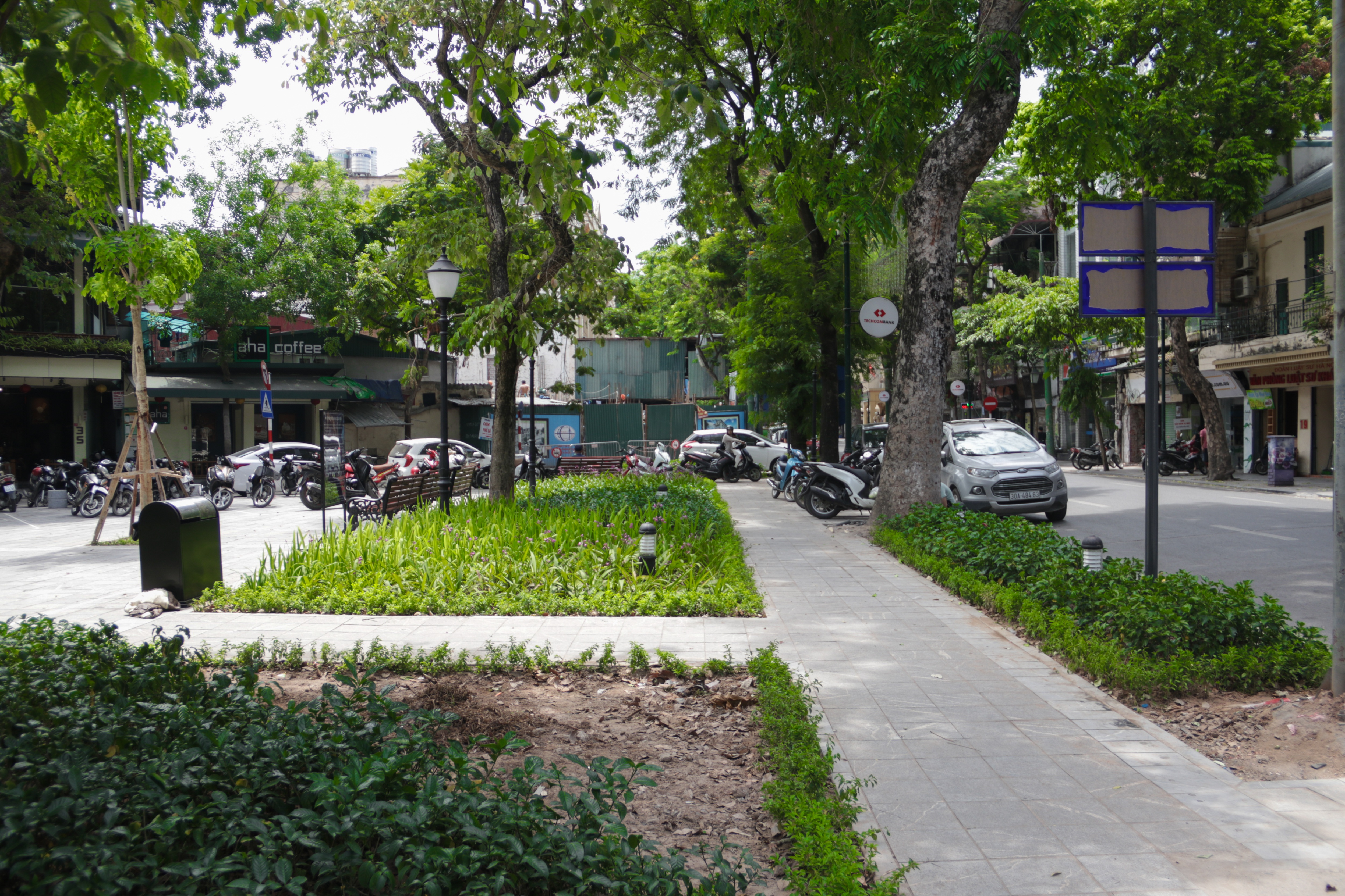 Cận cảnh vườn hoa kiểu mẫu hơn 5 tỷ đồng ở trung tâm Hà Nội - Ảnh 12. Cận cảnh vườn hoa kiểu mẫu hơn 5 tỷ đồng ở trung tâm Hà Nội - Ảnh 12.