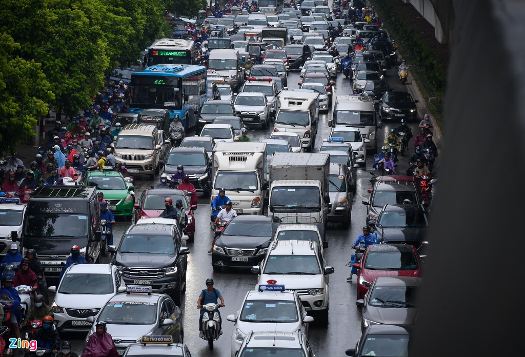 Đường phố Hà Nội rối loạn trong cơn mưa đầu tuần - Ảnh 1. Đường phố Hà Nội rối loạn trong cơn mưa đầu tuần - Ảnh 1.