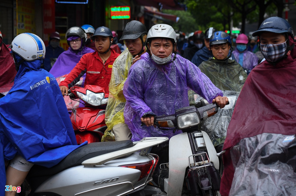 Đường phố Hà Nội rối loạn trong cơn mưa đầu tuần - Ảnh 5. Đường phố Hà Nội rối loạn trong cơn mưa đầu tuần - Ảnh 5.