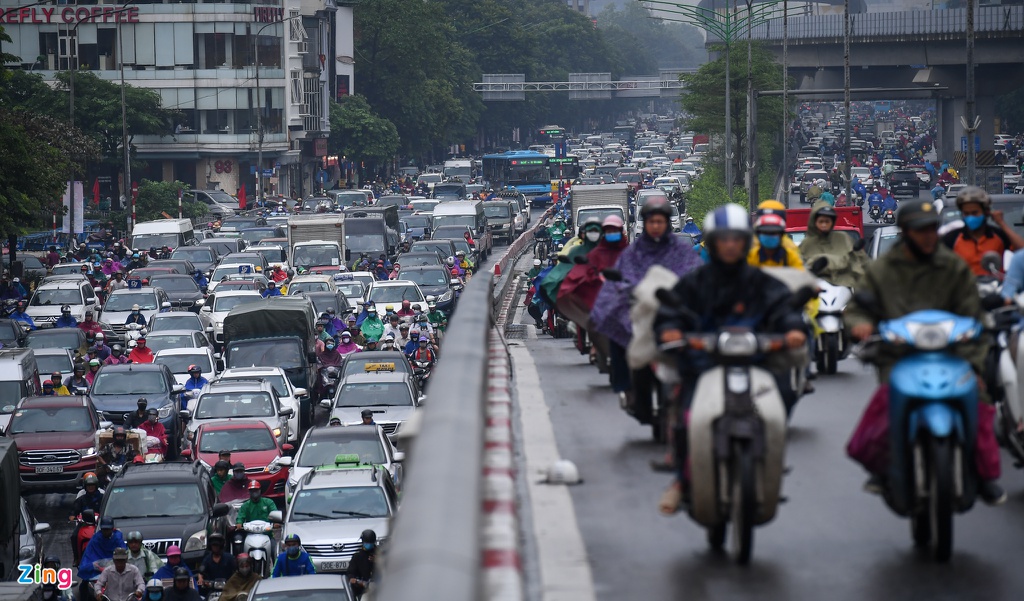 Đường phố Hà Nội rối loạn trong cơn mưa đầu tuần - Ảnh 6. Đường phố Hà Nội rối loạn trong cơn mưa đầu tuần - Ảnh 6.