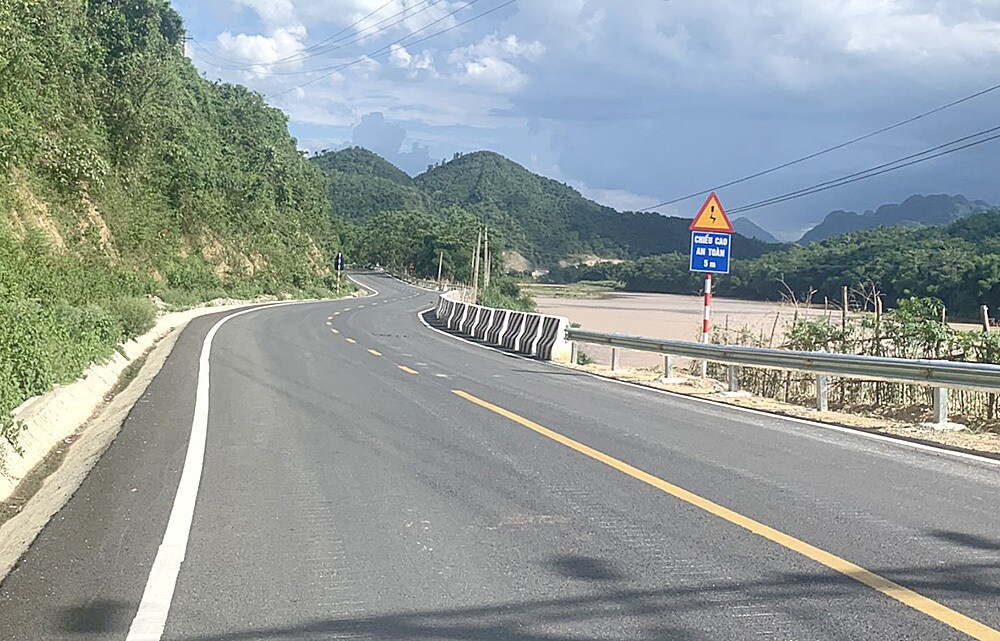 Thông xe quốc lộ 217B, rút ngắn thời gian thông thương sang nước bạn Lào - Ảnh 1. Thông xe quốc lộ 217B, rút ngắn thời gian thông thương sang nước bạn Lào - Ảnh 1.